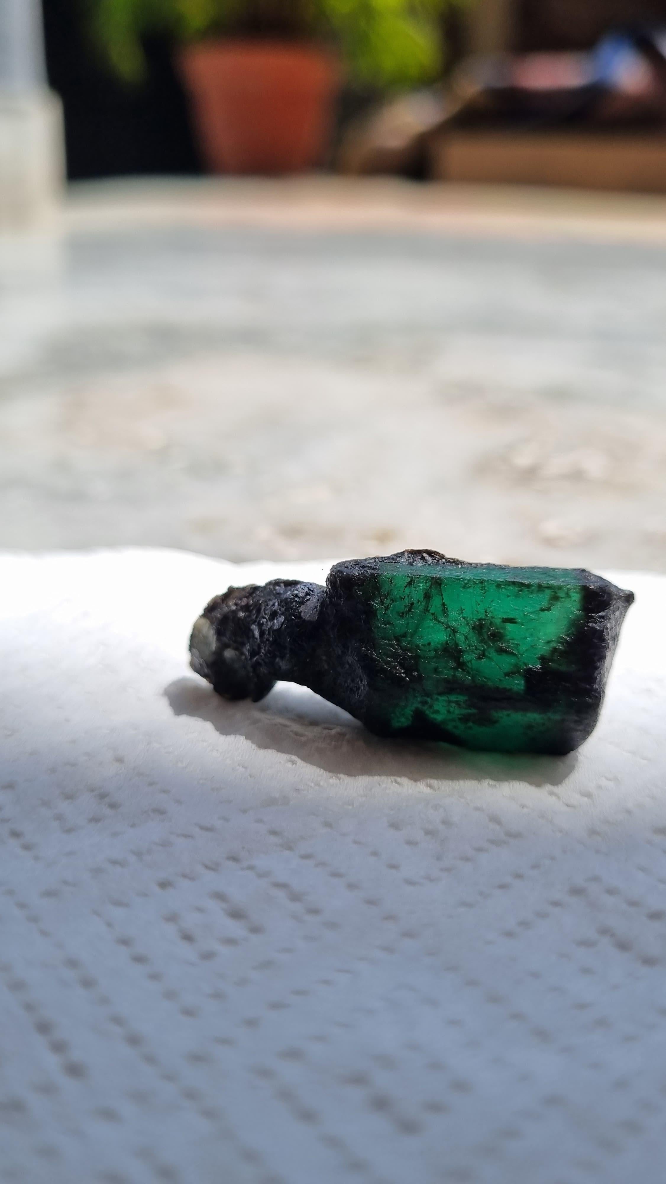 Exceptionnel spécimen d'émeraude brute brésilienne de 46 carats Unisexe en vente