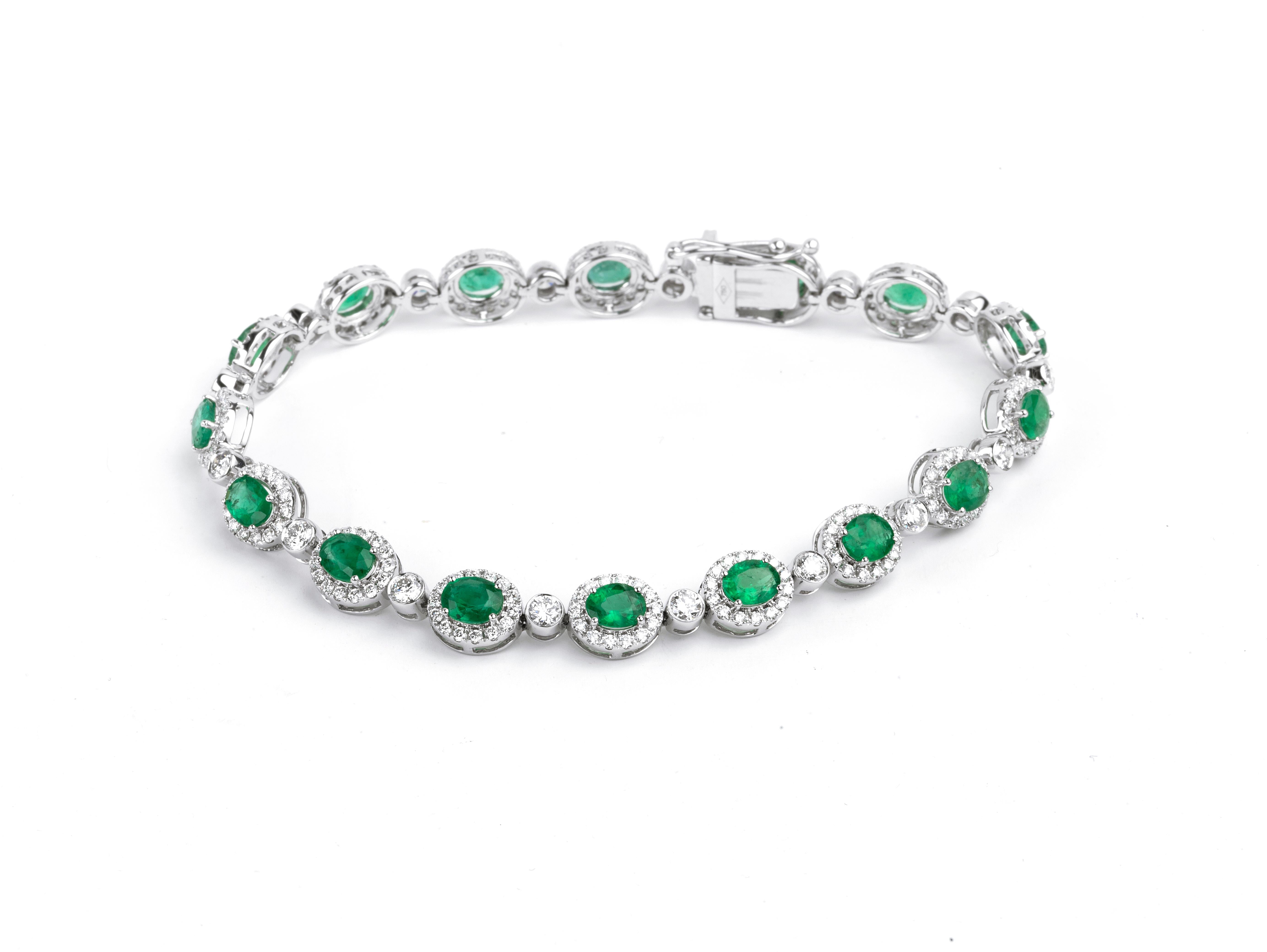 Art déco Exceptionnel bracelet en or blanc 18 carats avec émeraudes naturelles taille ovale de 5 carats et diamants en vente