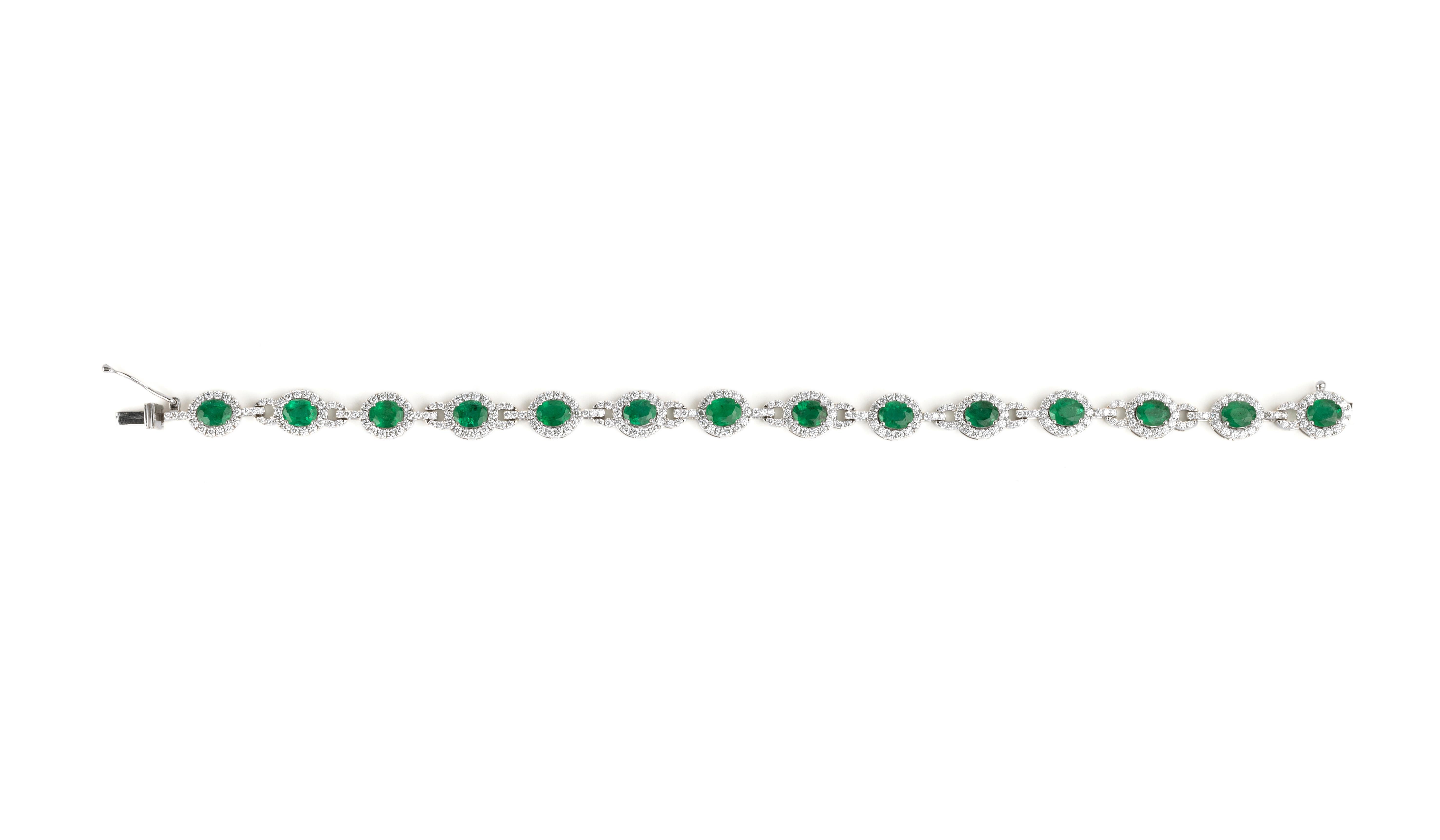 Exceptional 5 Ctw Oval Cut Natural Emerald Bracelet with diamond 18k White Gold In New Condition For Sale In Jaipur, RJ