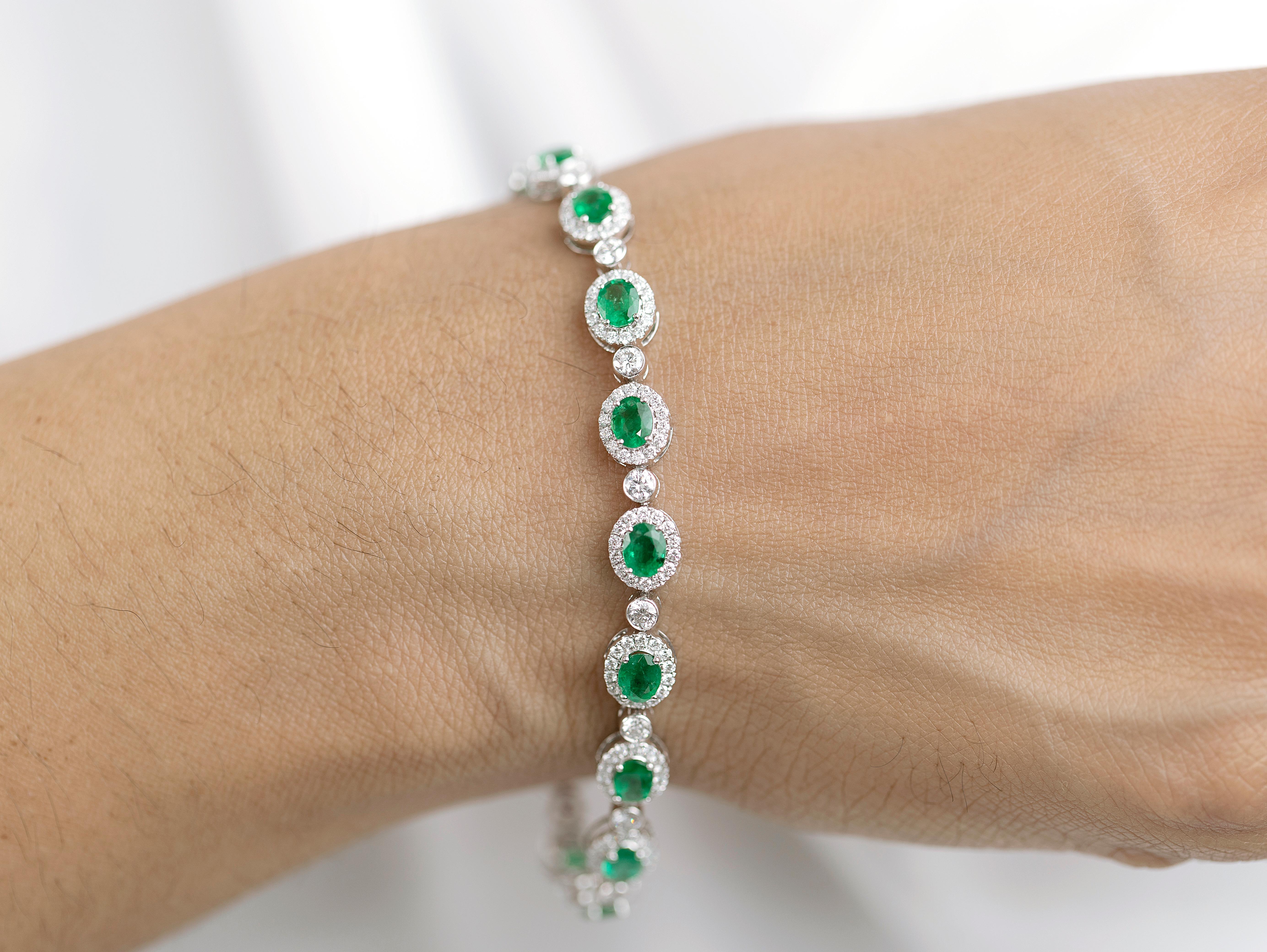 Women's or Men's Exceptional 5 Ctw Oval Cut Natural Emerald Bracelet with diamond 18k White Gold For Sale