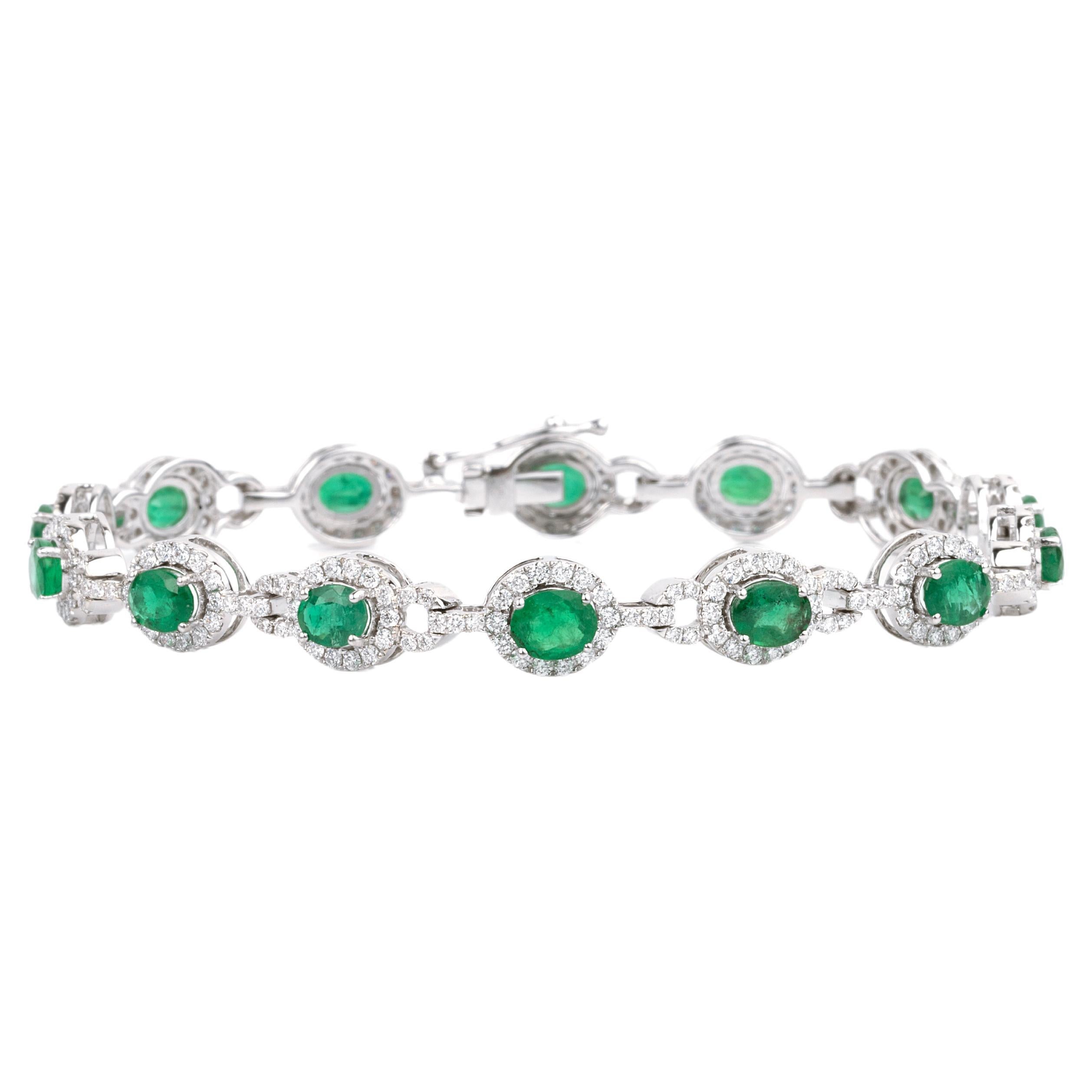 Exceptional 5 Ctw Oval Cut Natural Emerald Bracelet with diamond 18k White Gold For Sale