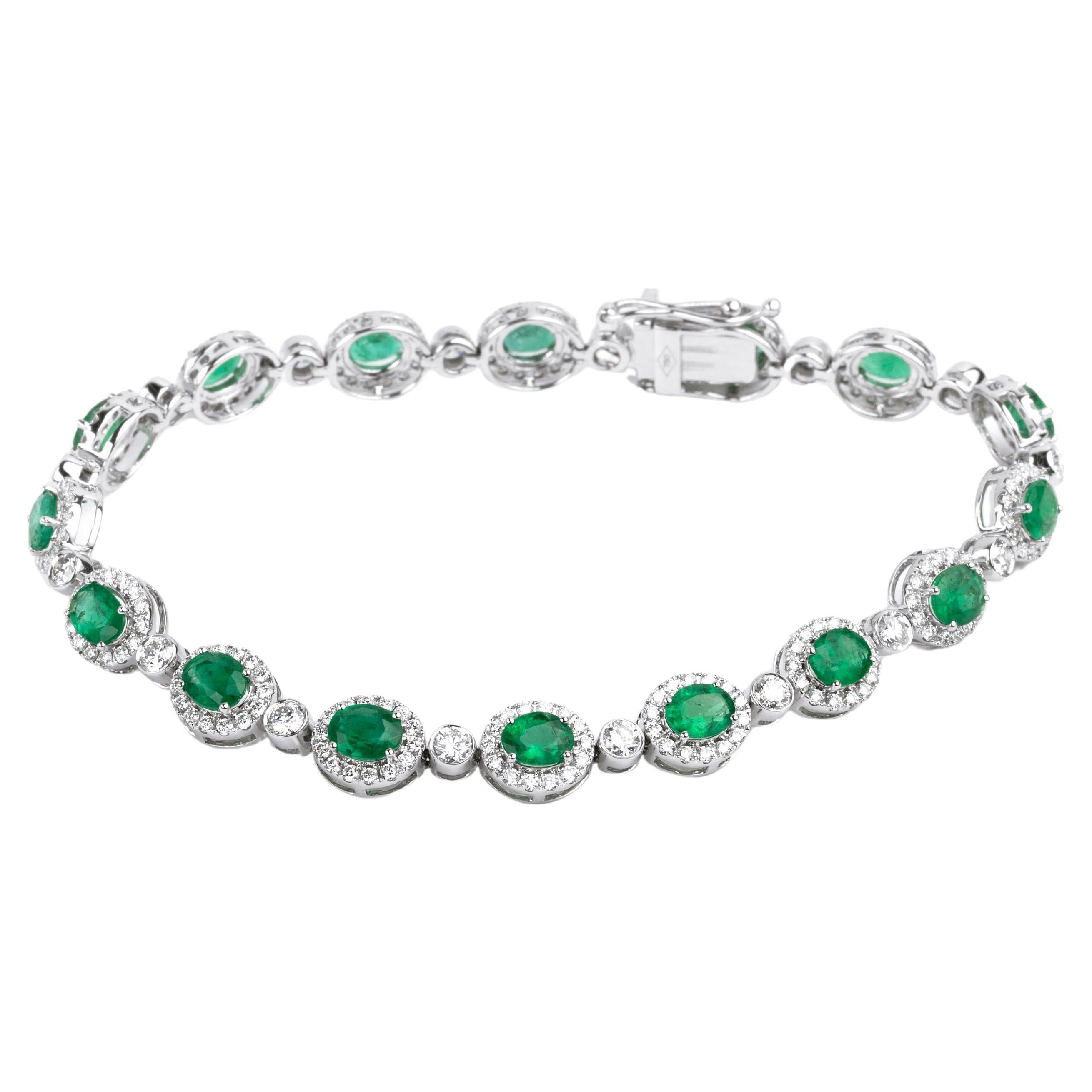 Exceptional 5 Ctw Oval Cut Natural Emerald Bracelet with diamond 18k White Gold For Sale