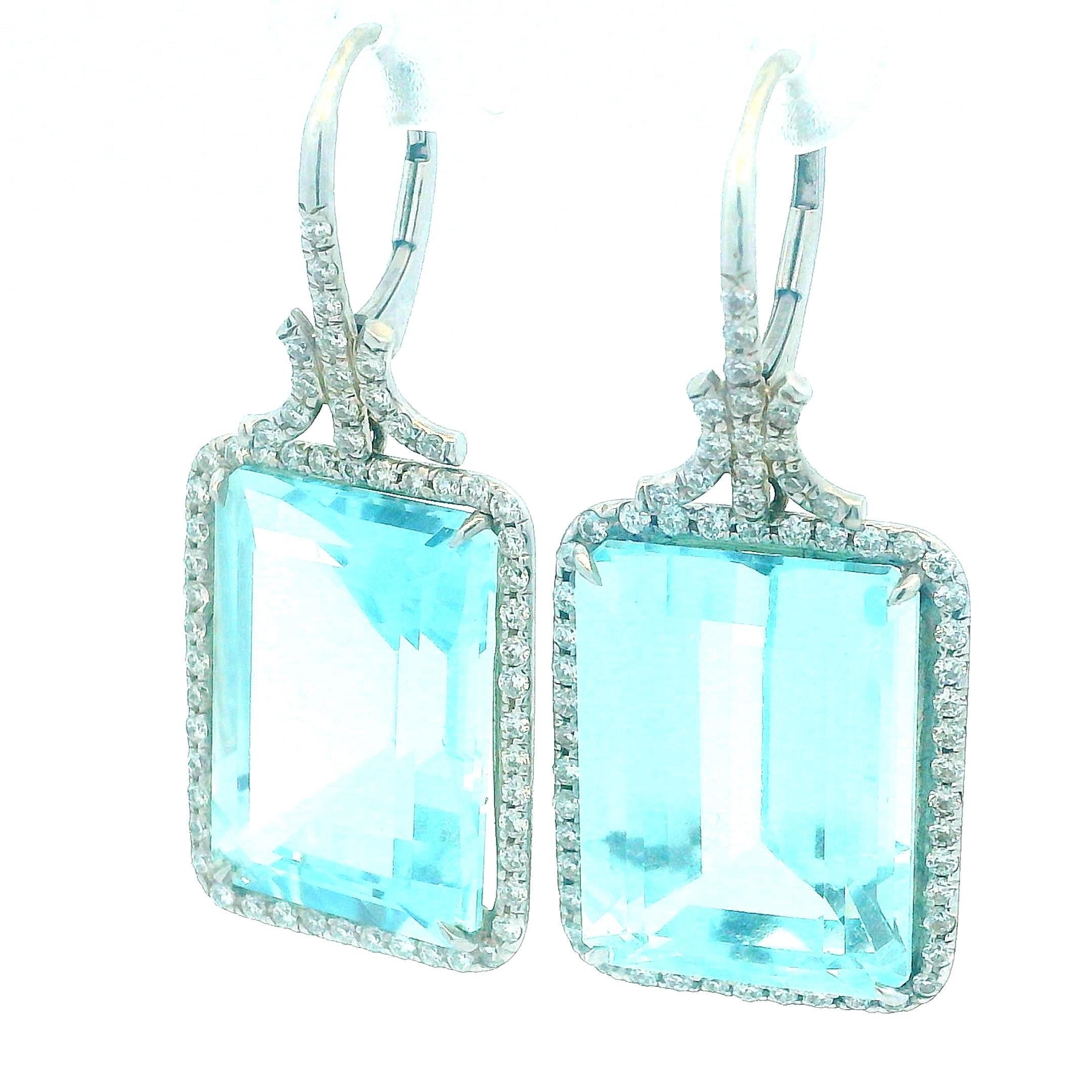 Taglio smeraldo Eccezionali orecchini a goccia con acquamarina e diamanti da 54 carati in oro bianco 14K in vendita