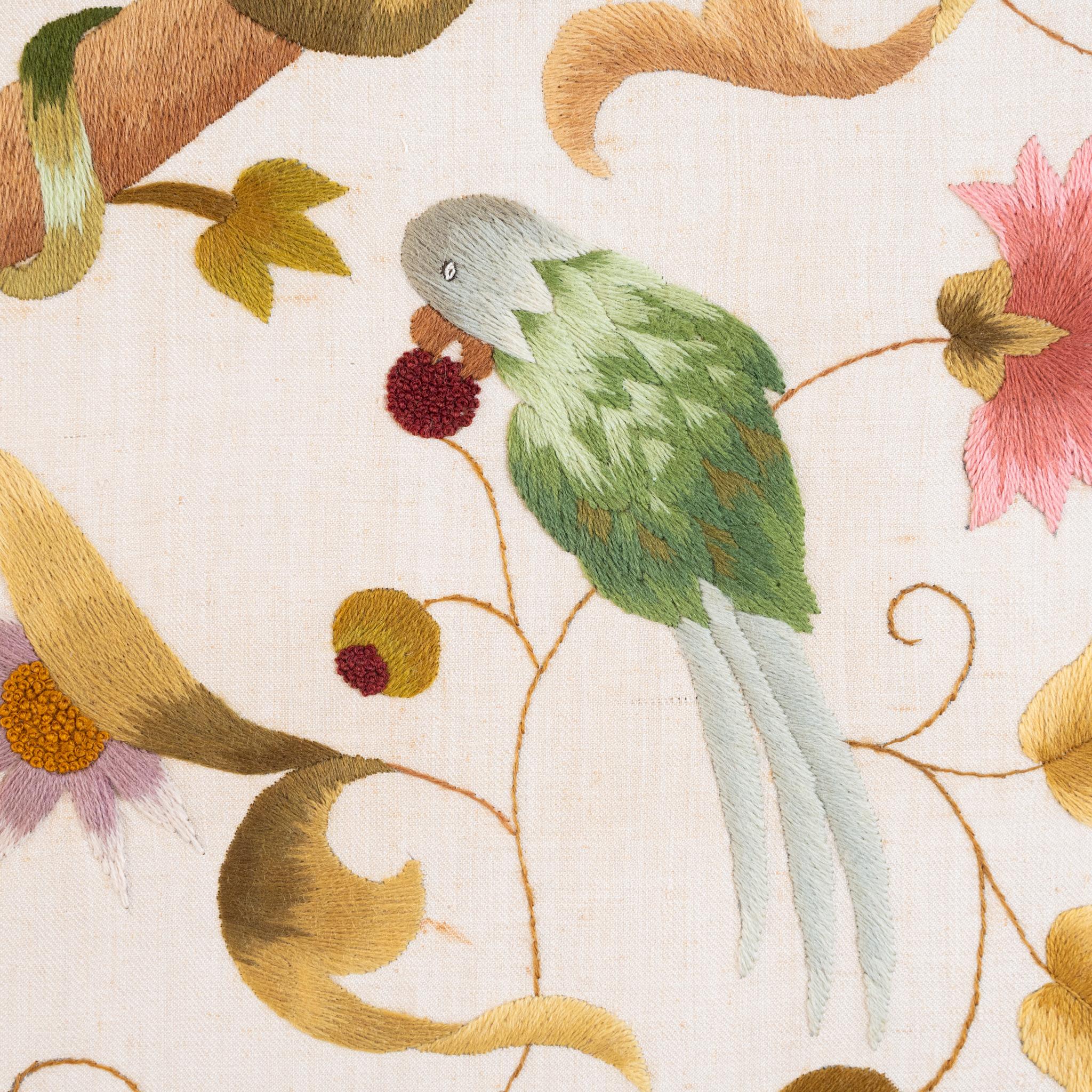 Exceptionnelle paire de Crewelworks du 19ème siècle, cousus à la main.
Deux panneaux qui, placés côte à côte, représentent une image plus large de branches, de fleurs et d'oiseaux.
Récemment encadré par un professionnel derrière un verre d'art non