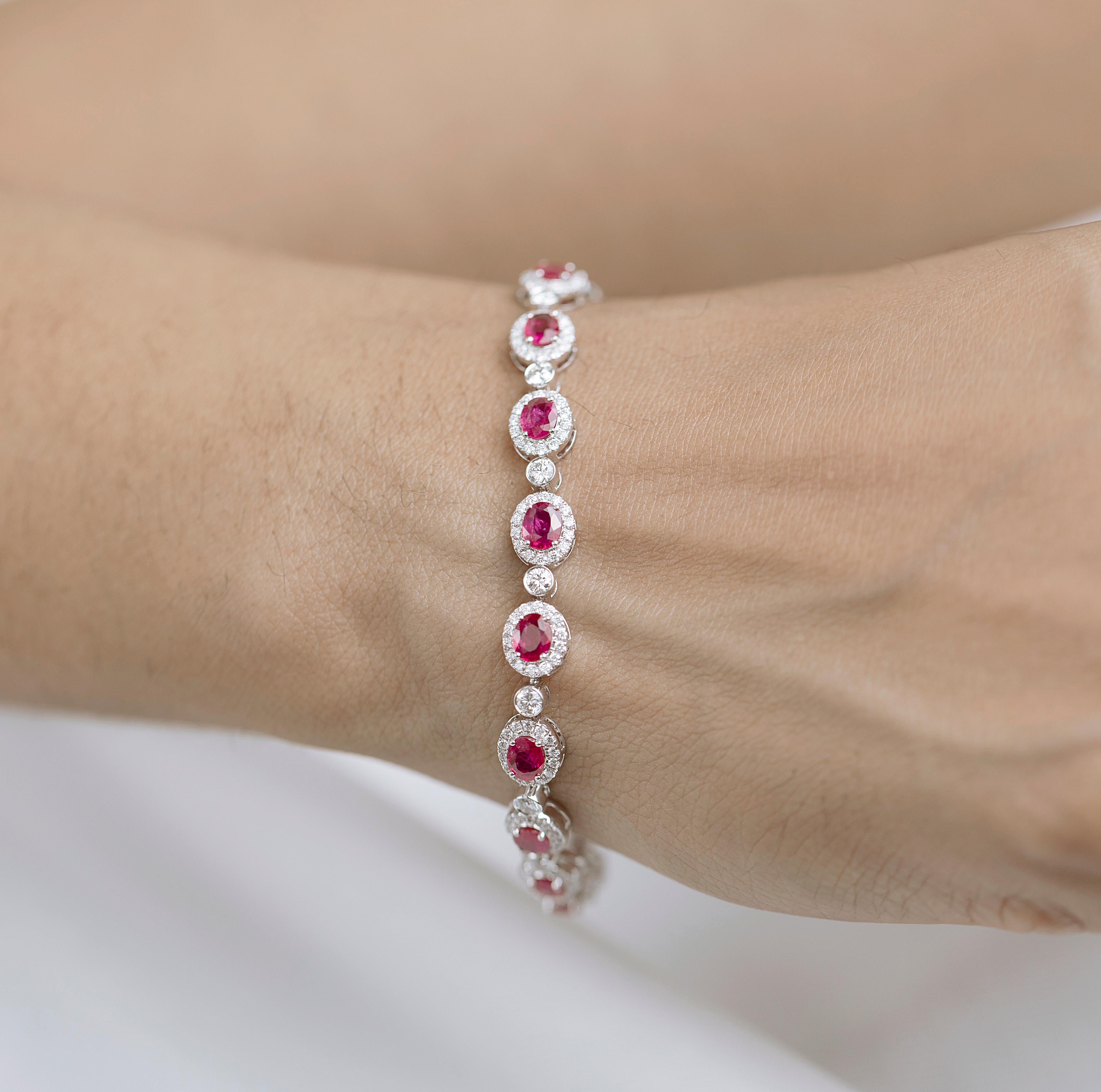Art déco Exceptionnel bracelet en or blanc 18k avec 6 ctw de rubis naturel taillé en ovale et diamant en vente
