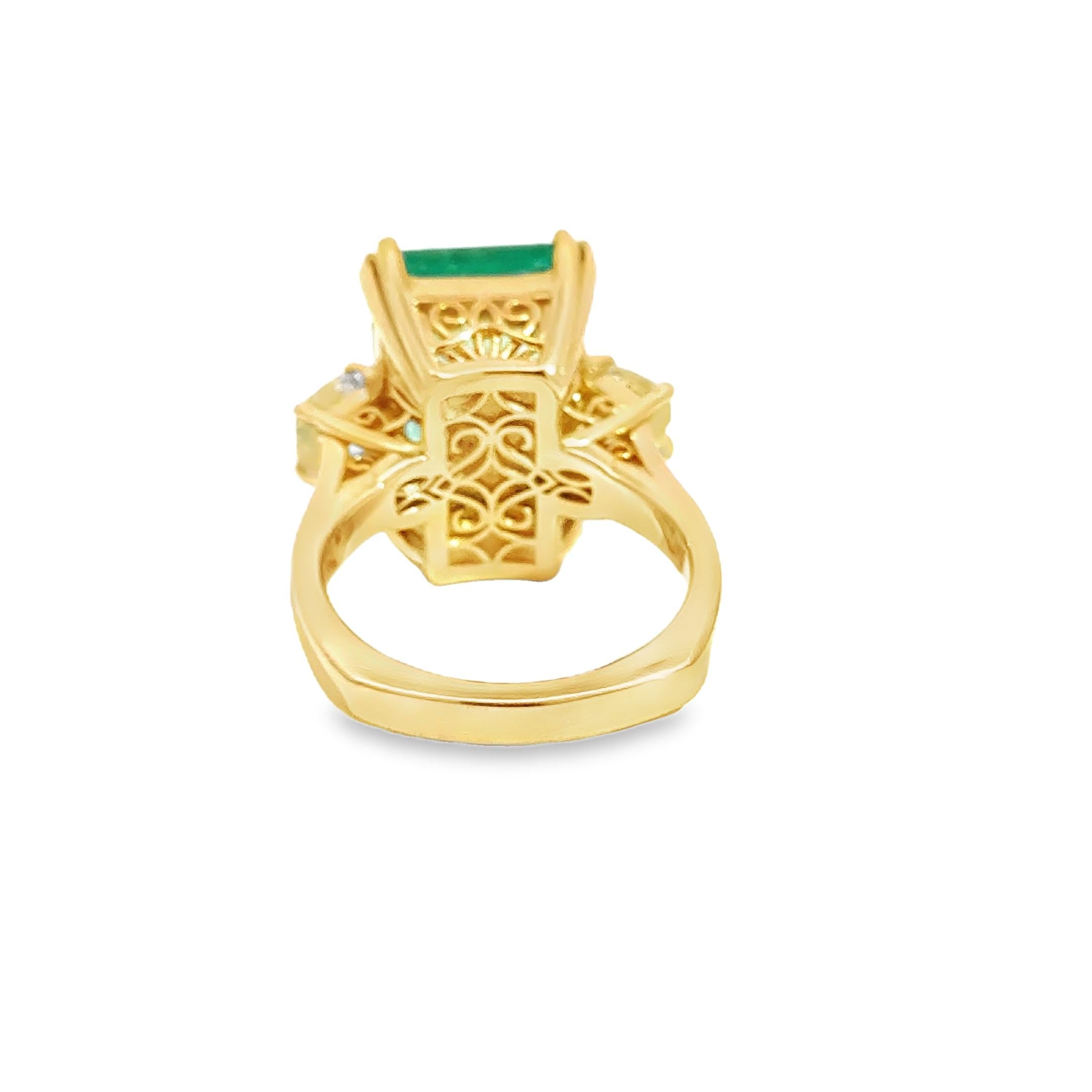 Exceptional 7.90 Carat Columbian Emerald and Fancy Yellow Diamond Ring In New Condition For Sale In Los Angeles, CA