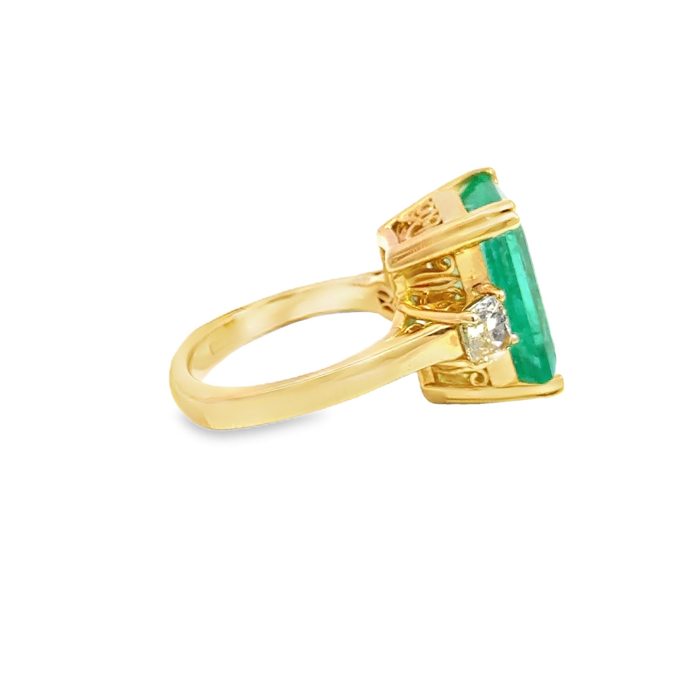 Women's Exceptional 7.90 Carat Columbian Emerald and Fancy Yellow Diamond Ring For Sale