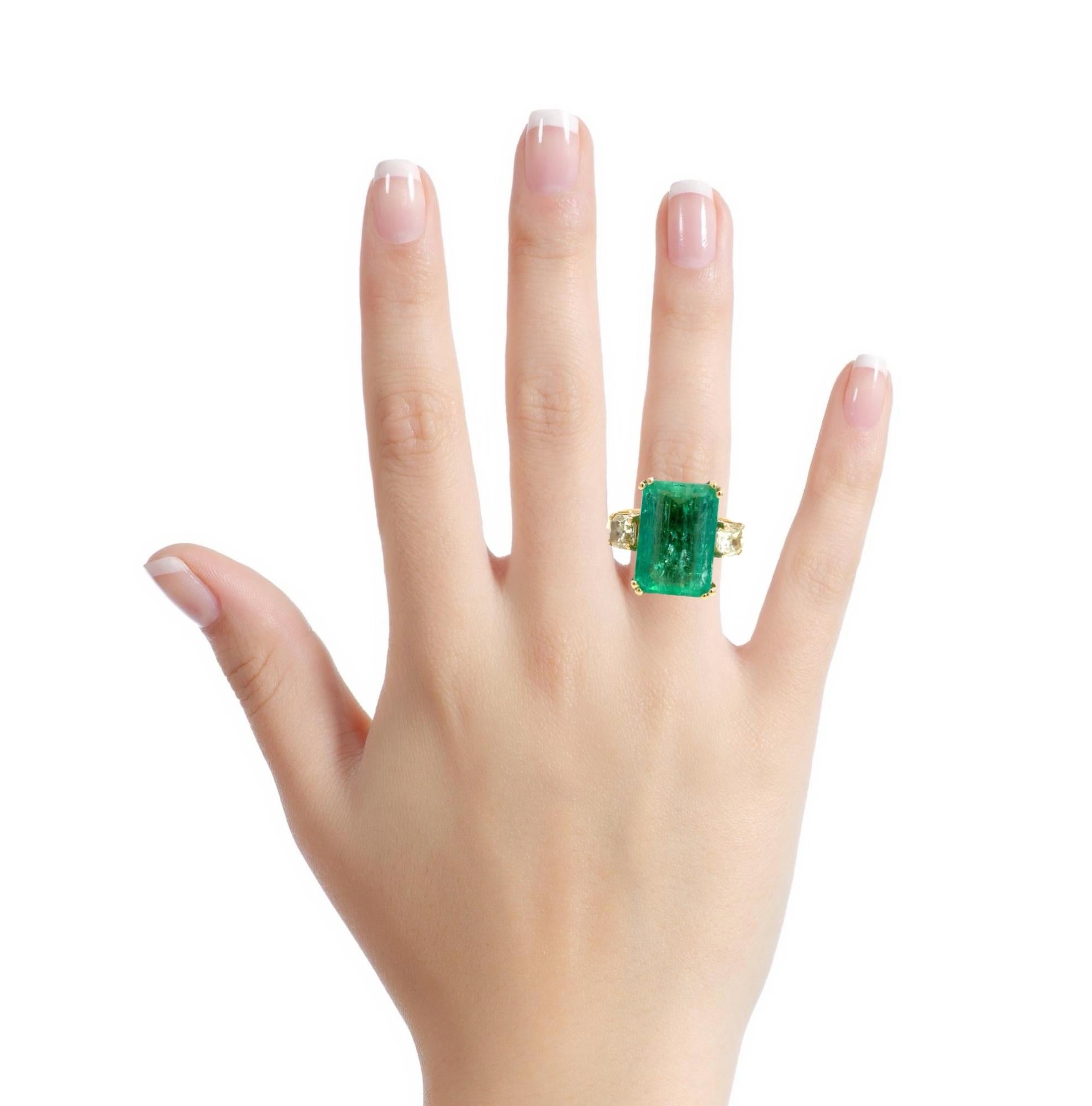 Exceptional 7.90 Carat Columbian Emerald and Fancy Yellow Diamond Ring For Sale 1