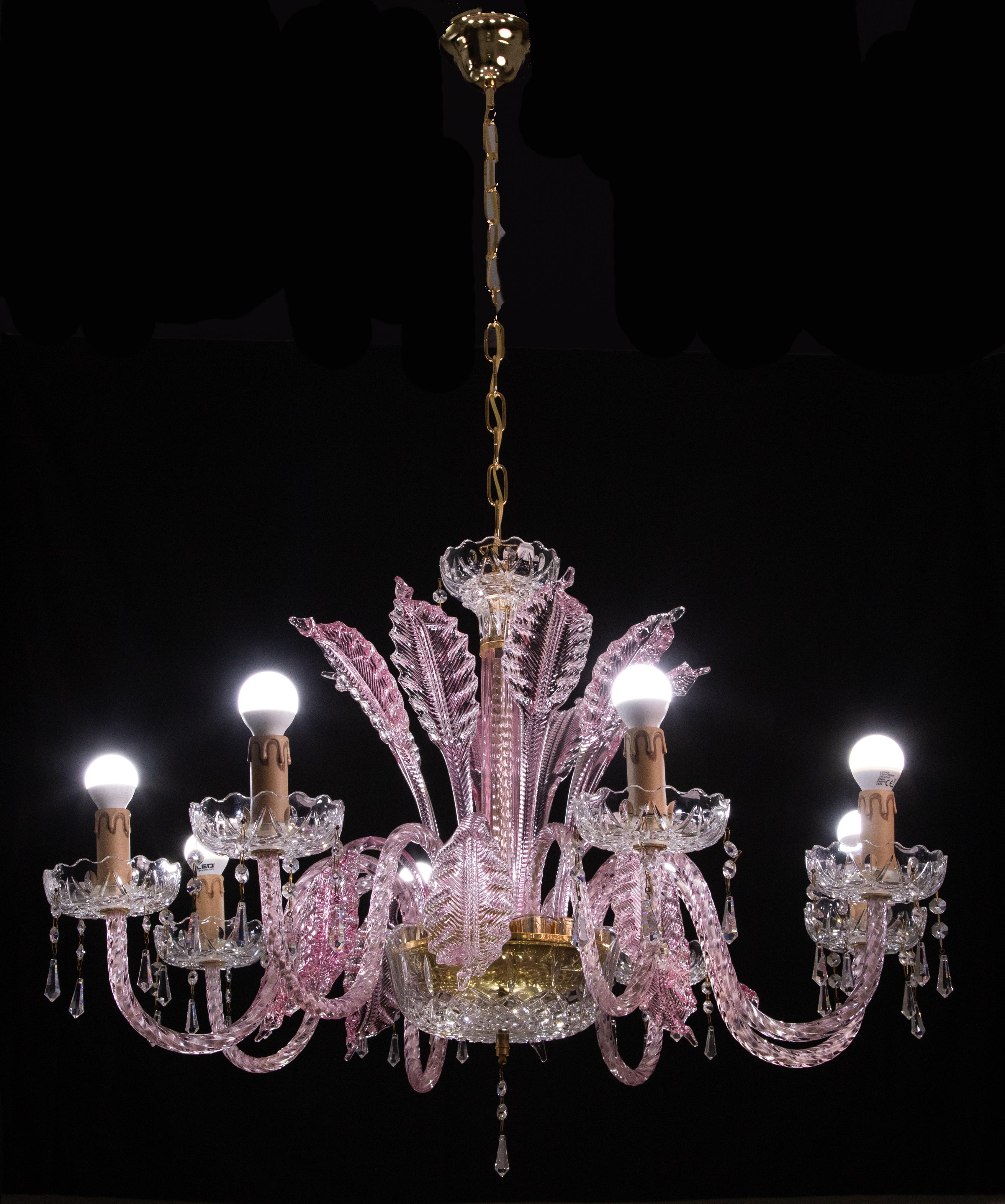 Exceptional 8-light crystal and Murano glass chandelier in pink color.

The light in perfect condition mounts 8 lights e27, the entire electrical system has been redone new.

All glass is perfectly intact, the chain and rosette have been