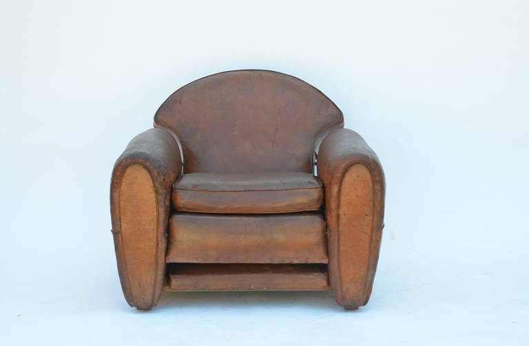 Exceptionnel fauteuil club Art Déco français en cuir vieilli et réglable. Hauteur d'assise standard de 18