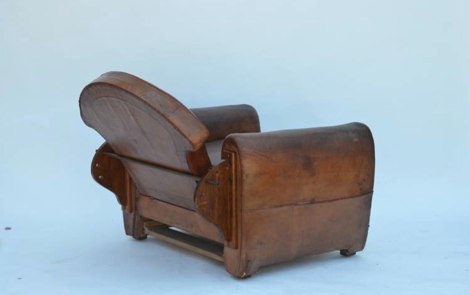 Außergewöhnlicher Aged Leather French Art Deco Adjustable Club Chair im Zustand „Starke Gebrauchsspuren“ im Angebot in Los Angeles, CA