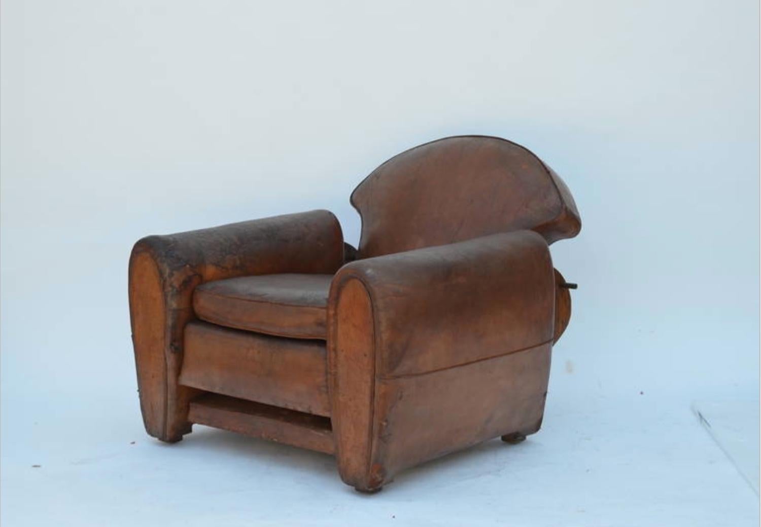 Exceptionnel fauteuil club réglable Art Déco français en cuir vieilli Abîmé - En vente à Los Angeles, CA