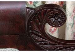 Außergewöhnliches amerikanisches Empire-Sofa aus geschnitztem Mahagoni mit versteckten Schubladen