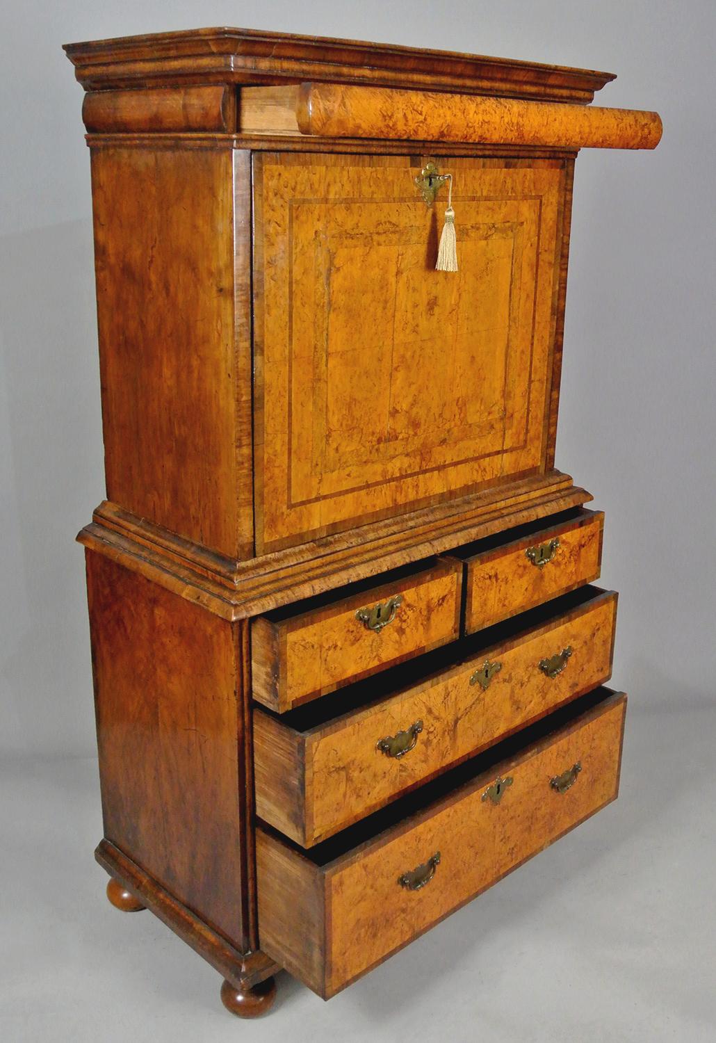 Exceptional and Exquisite Queen Anne Mulberry and Walnut Scriptor c. 1700 For Sale 1