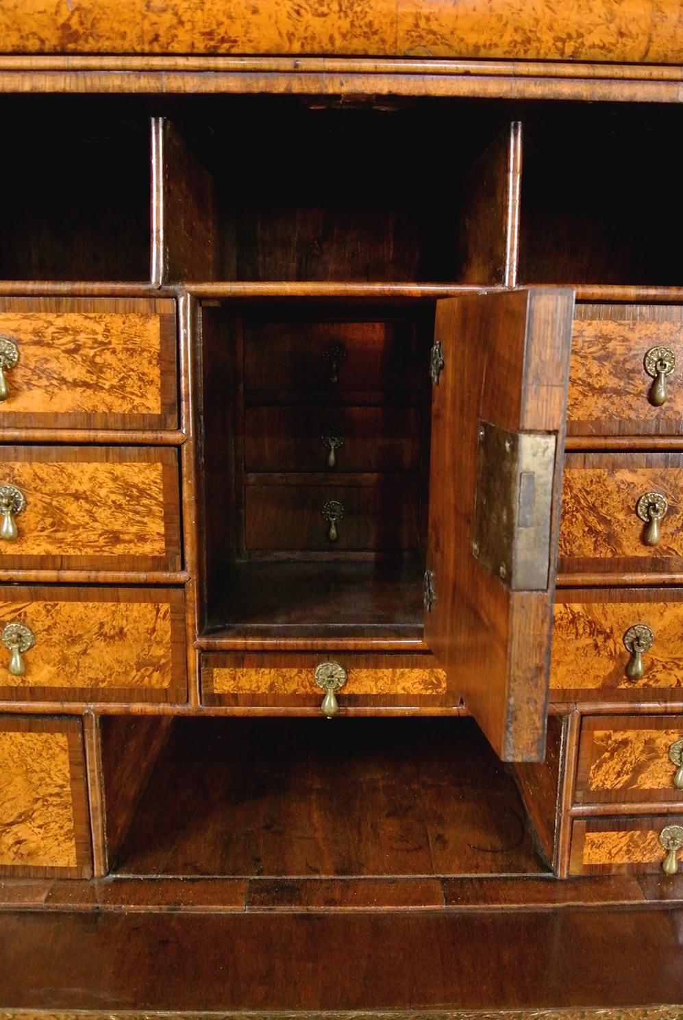 Exceptional and Exquisite Queen Anne Mulberry and Walnut Scriptor c. 1700 For Sale 3