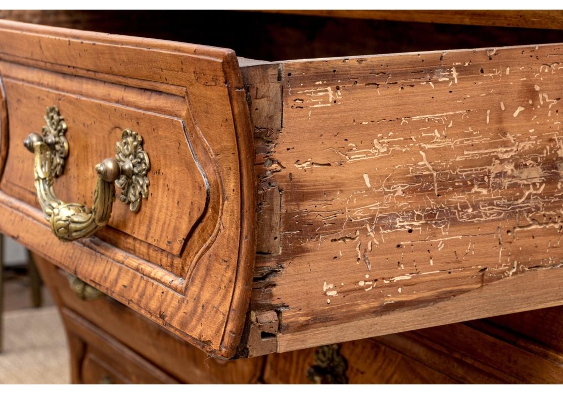 Exceptionnelle et grande commode ancienne en noyer français bombé en vente 3