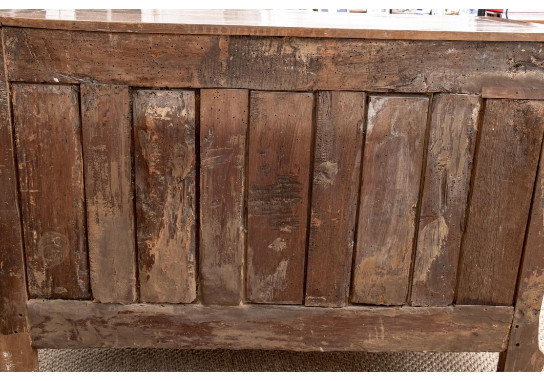 Exceptionnelle et grande commode ancienne en noyer français bombé en vente 4