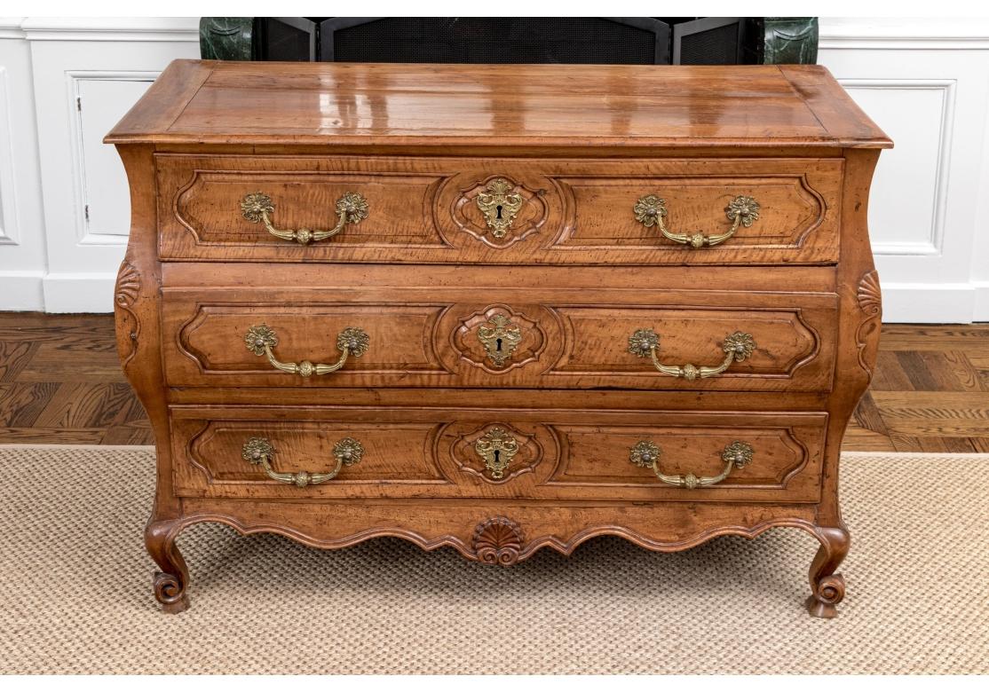 Exceptionnelle et grande commode ancienne en noyer français bombé en vente 5