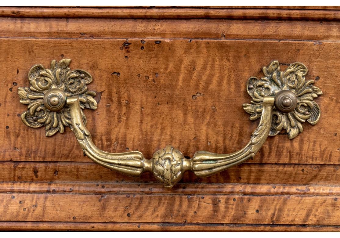Exceptionnelle et grande commode ancienne en noyer français bombé en vente 7