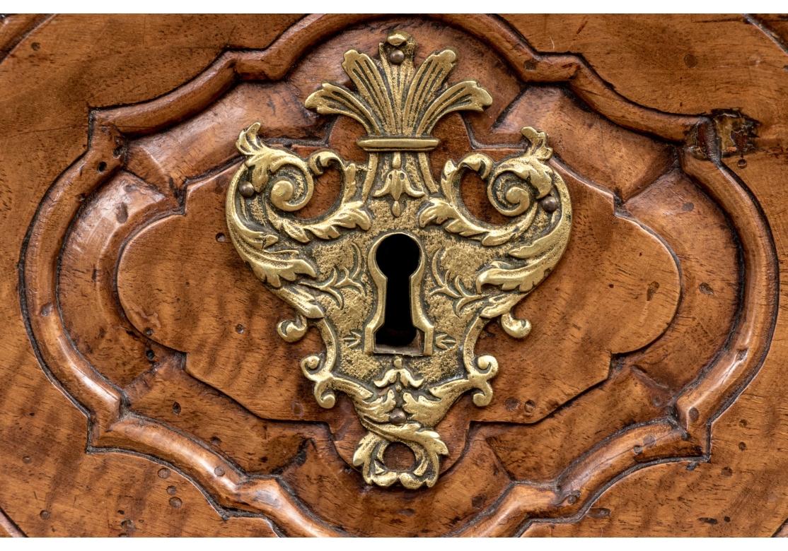 Exceptionnelle et grande commode ancienne en noyer français bombé en vente 8