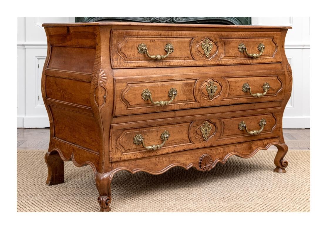 Exceptionnelle et grande commode ancienne en noyer français bombé en vente 9