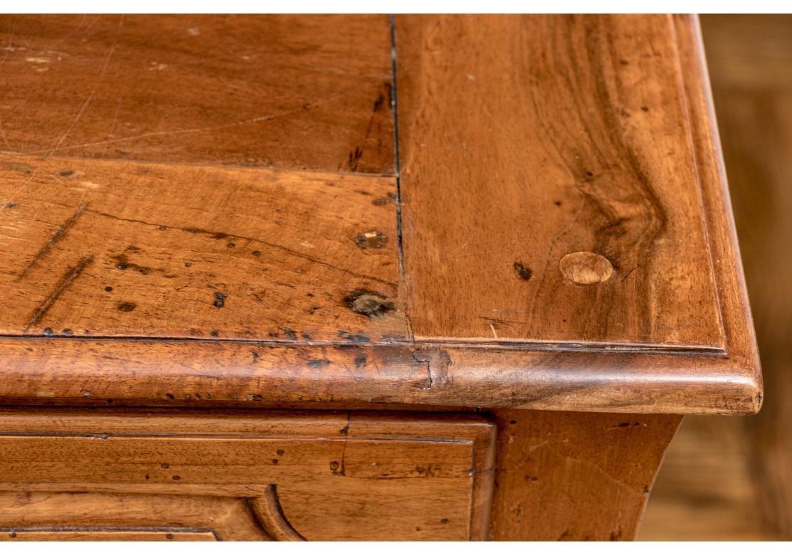 Provincial français Exceptionnelle et grande commode ancienne en noyer français bombé en vente