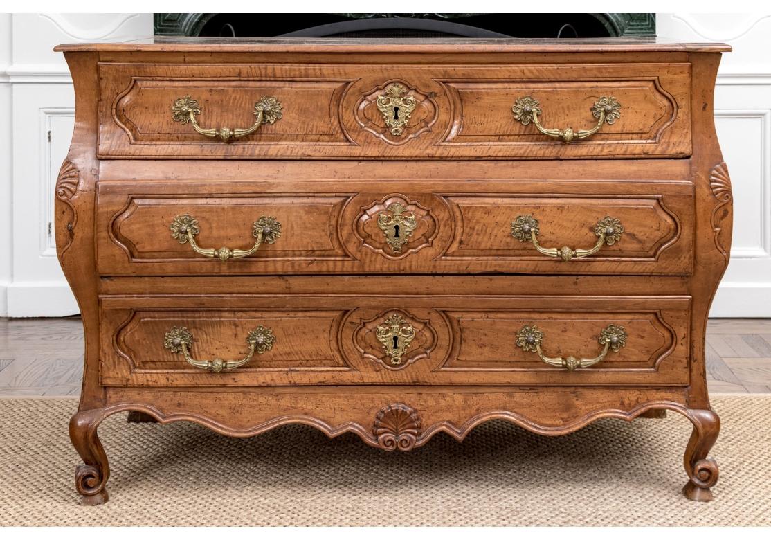 Exceptionnelle et grande commode ancienne en noyer français bombé État moyen - En vente à Bridgeport, CT