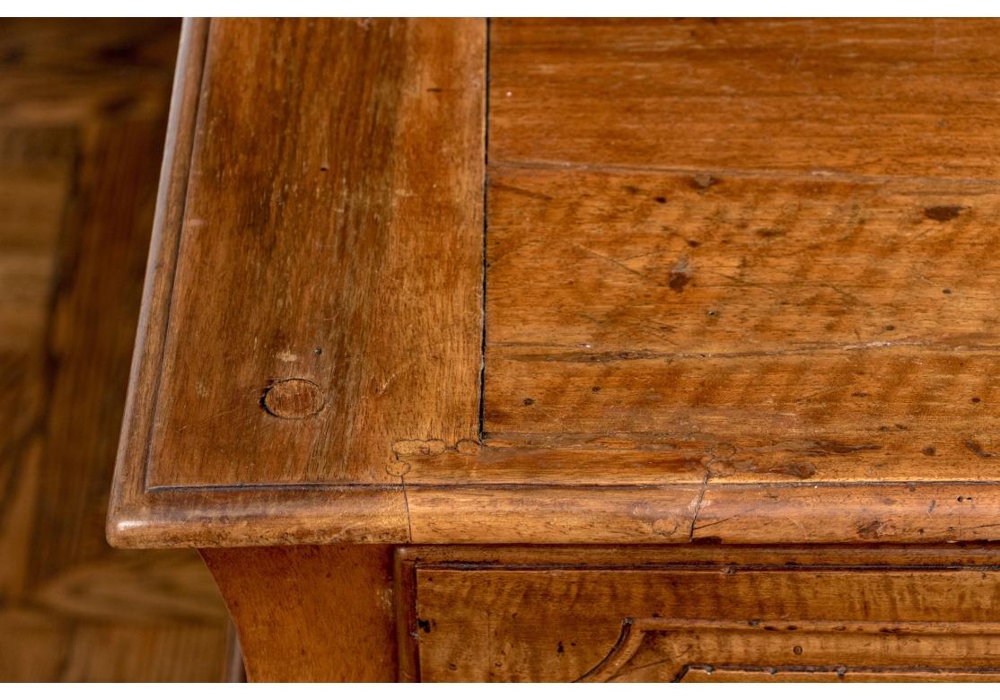 XIXe siècle Exceptionnelle et grande commode ancienne en noyer français bombé en vente