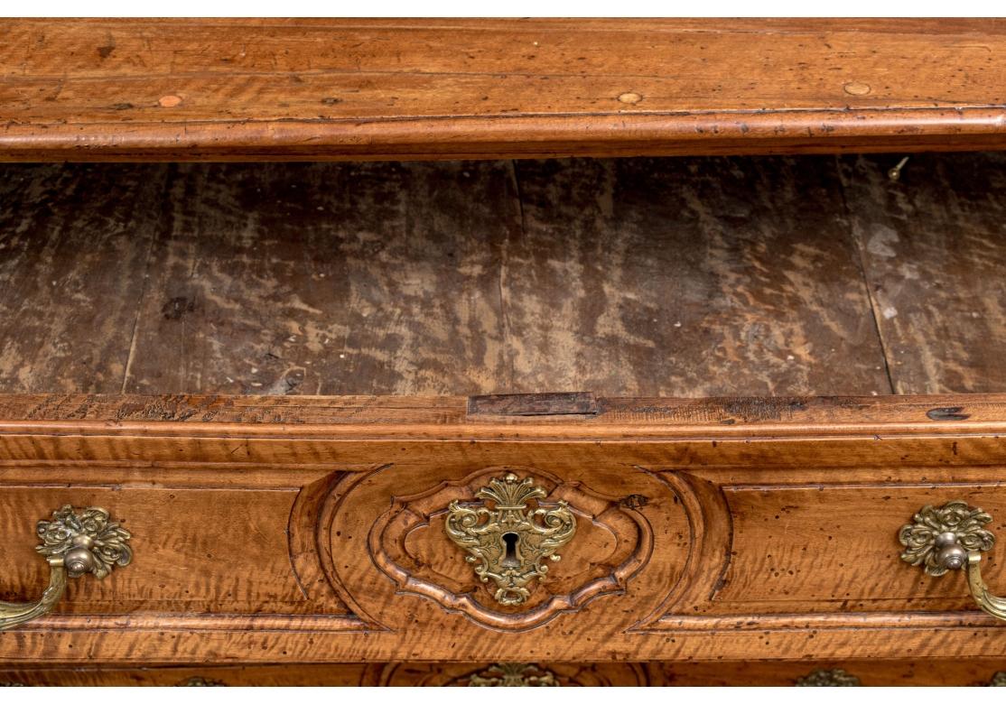 Exceptionnelle et grande commode ancienne en noyer français bombé en vente 1