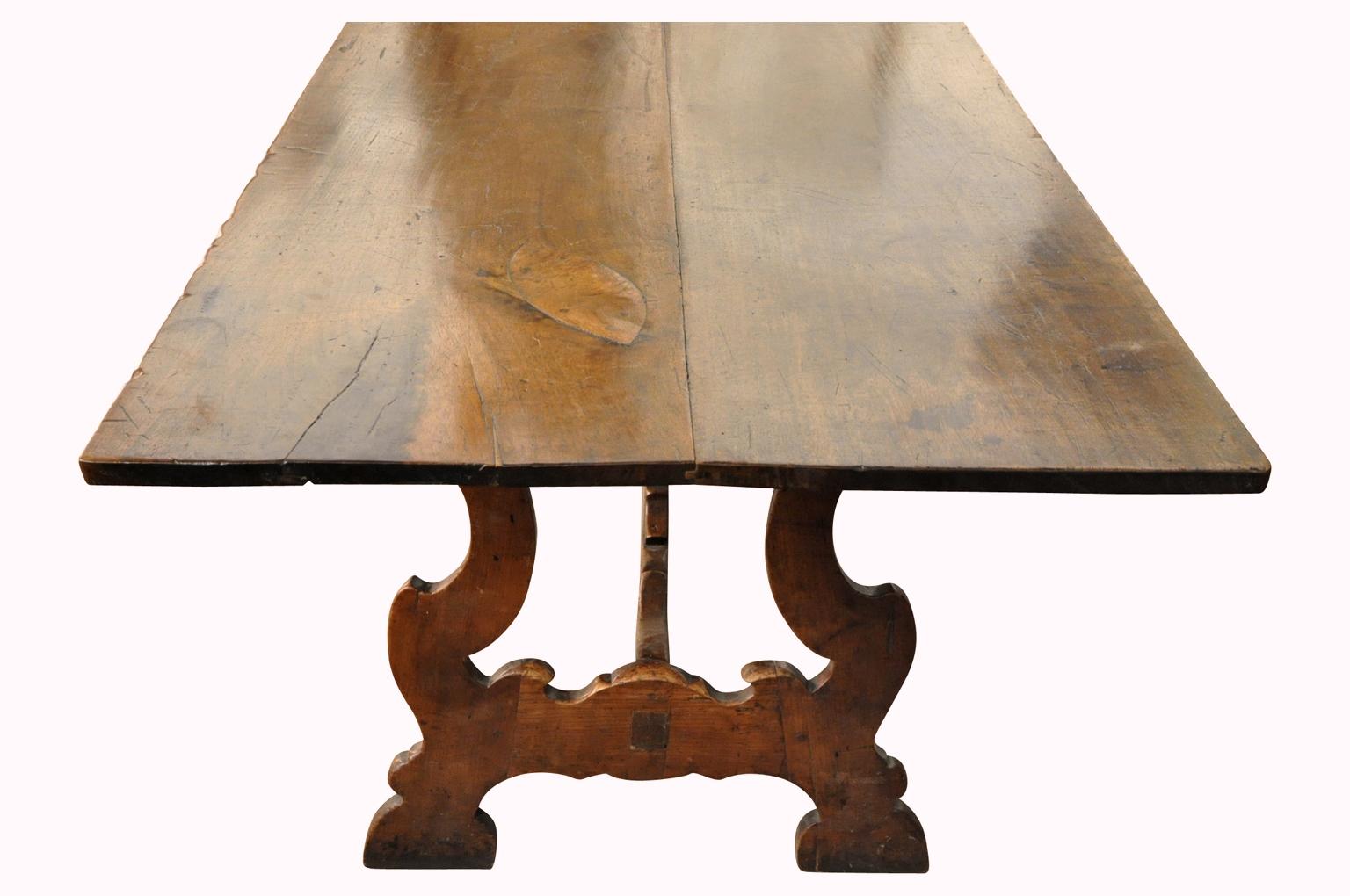 Exceptional and Grand Scale 18th Century Italian Dining Table (18. Jahrhundert und früher)