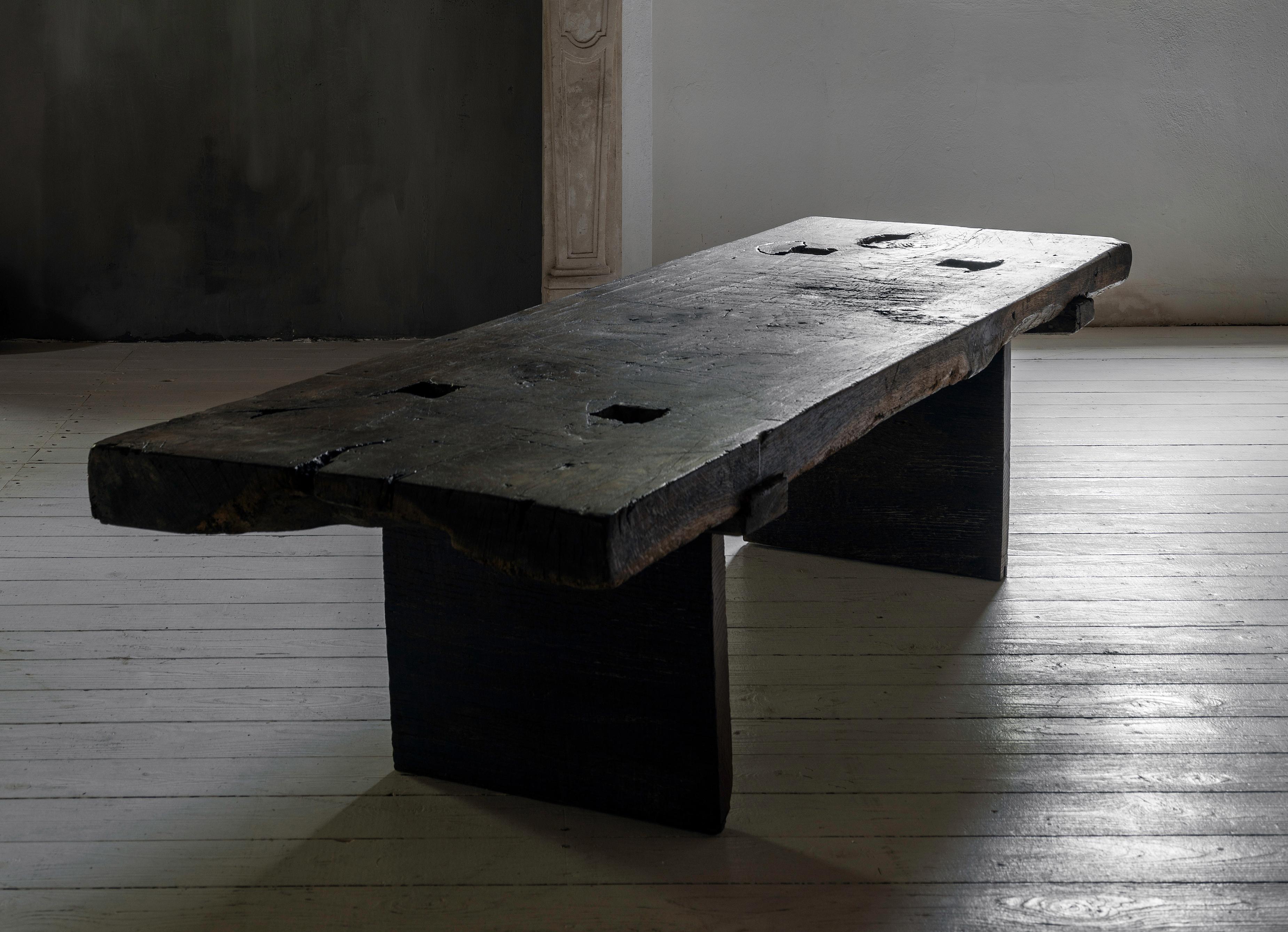 Außergewöhnlicher und schwerer Wabi- Sabi rustikaler Couchtisch aus Eiche aus Eichenholz mit großartigem Charakter (Minimalistisch) im Angebot