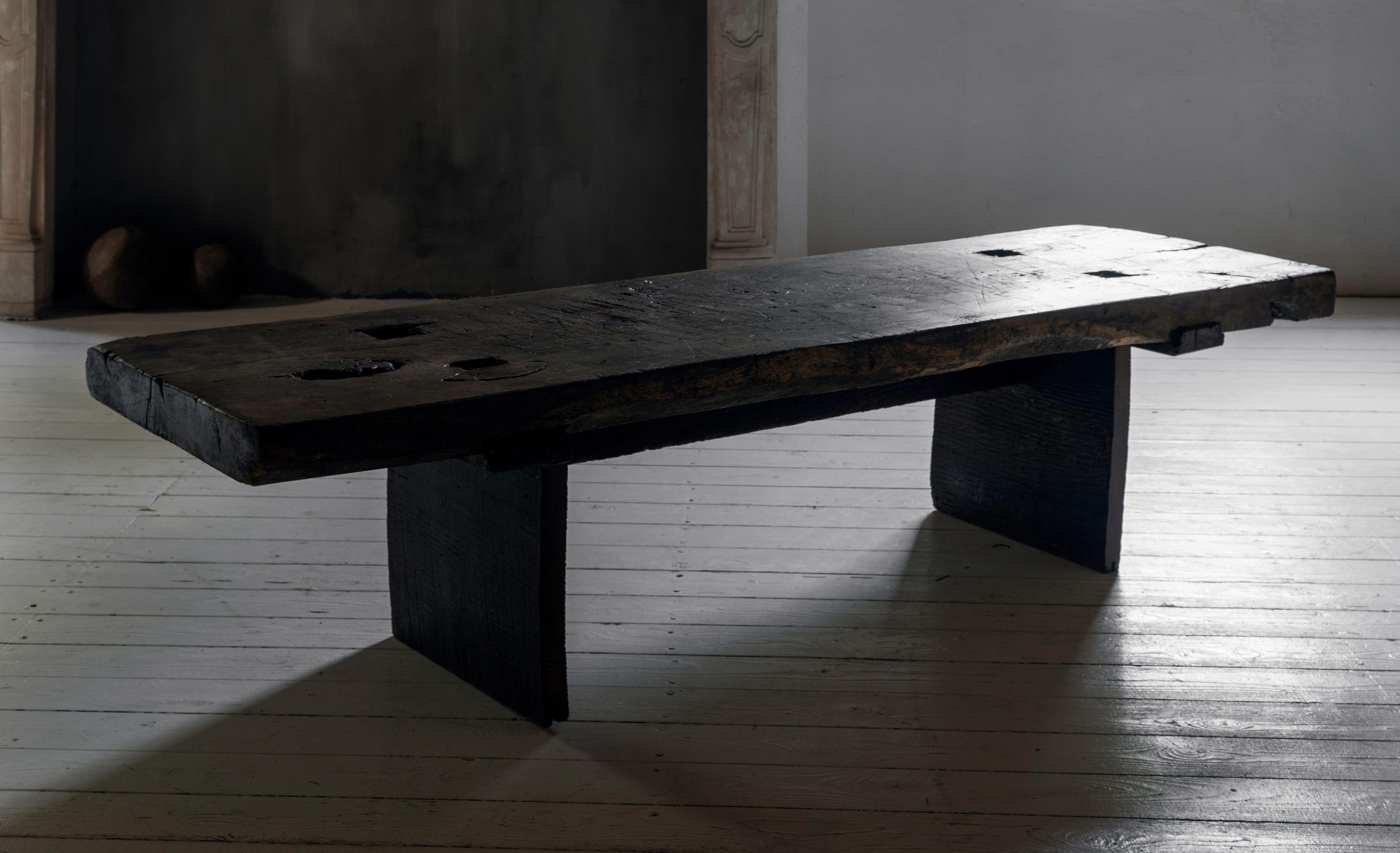 Außergewöhnlicher und schwerer Wabi- Sabi rustikaler Couchtisch aus Eiche aus Eichenholz mit großartigem Charakter (Deutsch) im Angebot