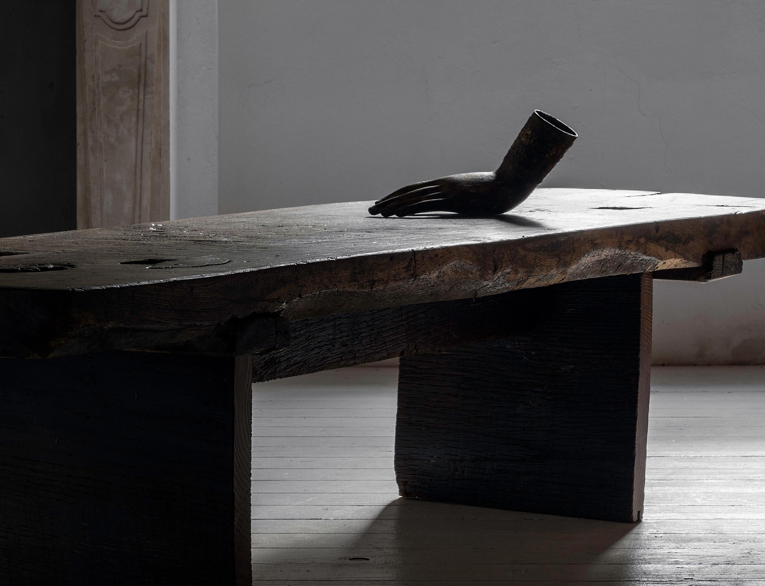 Außergewöhnlicher und schwerer Wabi- Sabi rustikaler Couchtisch aus Eiche aus Eichenholz mit großartigem Charakter (Handgefertigt) im Angebot