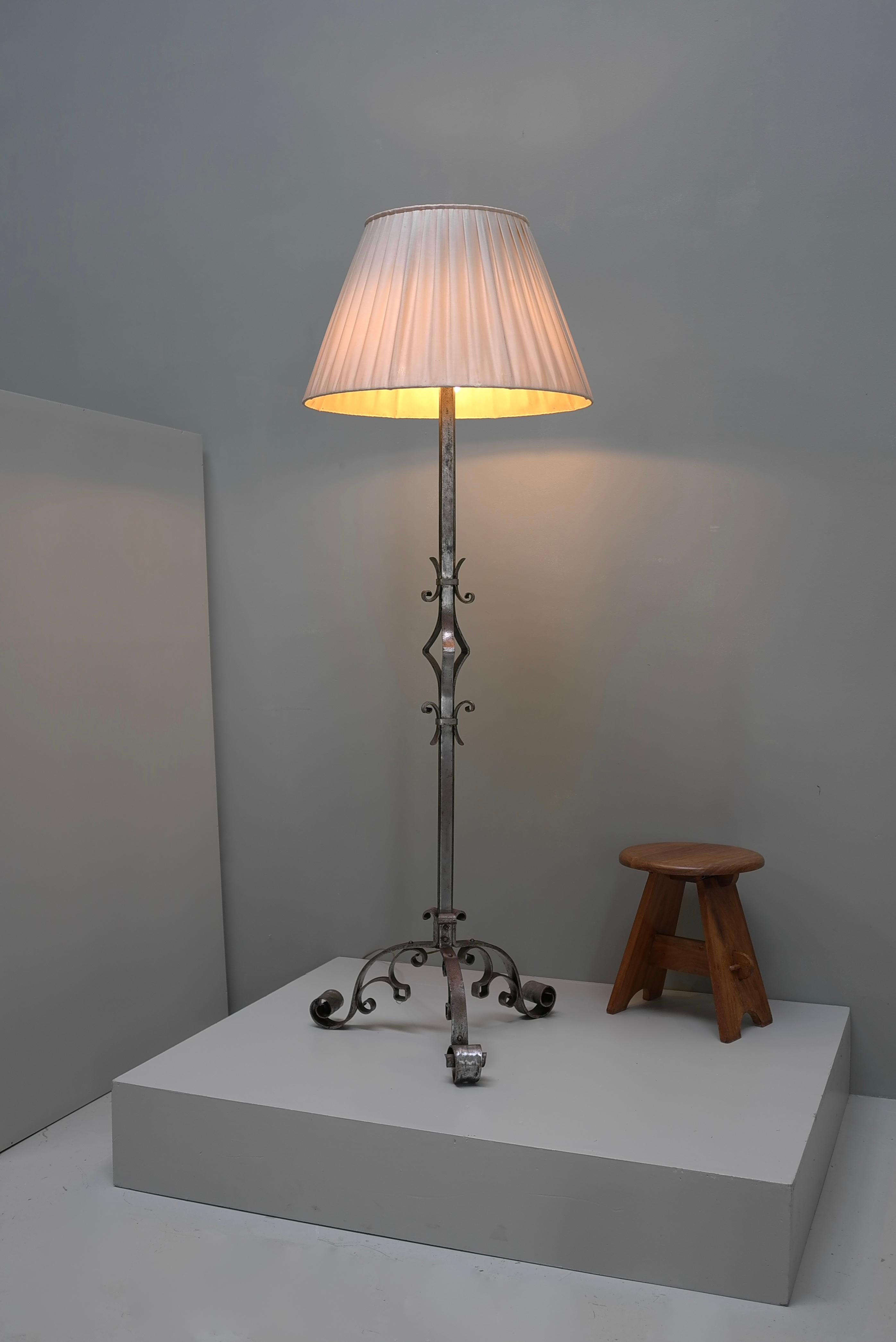 Exceptional and Large French Curled Wrought Iron Floor lamp  For Sale 4