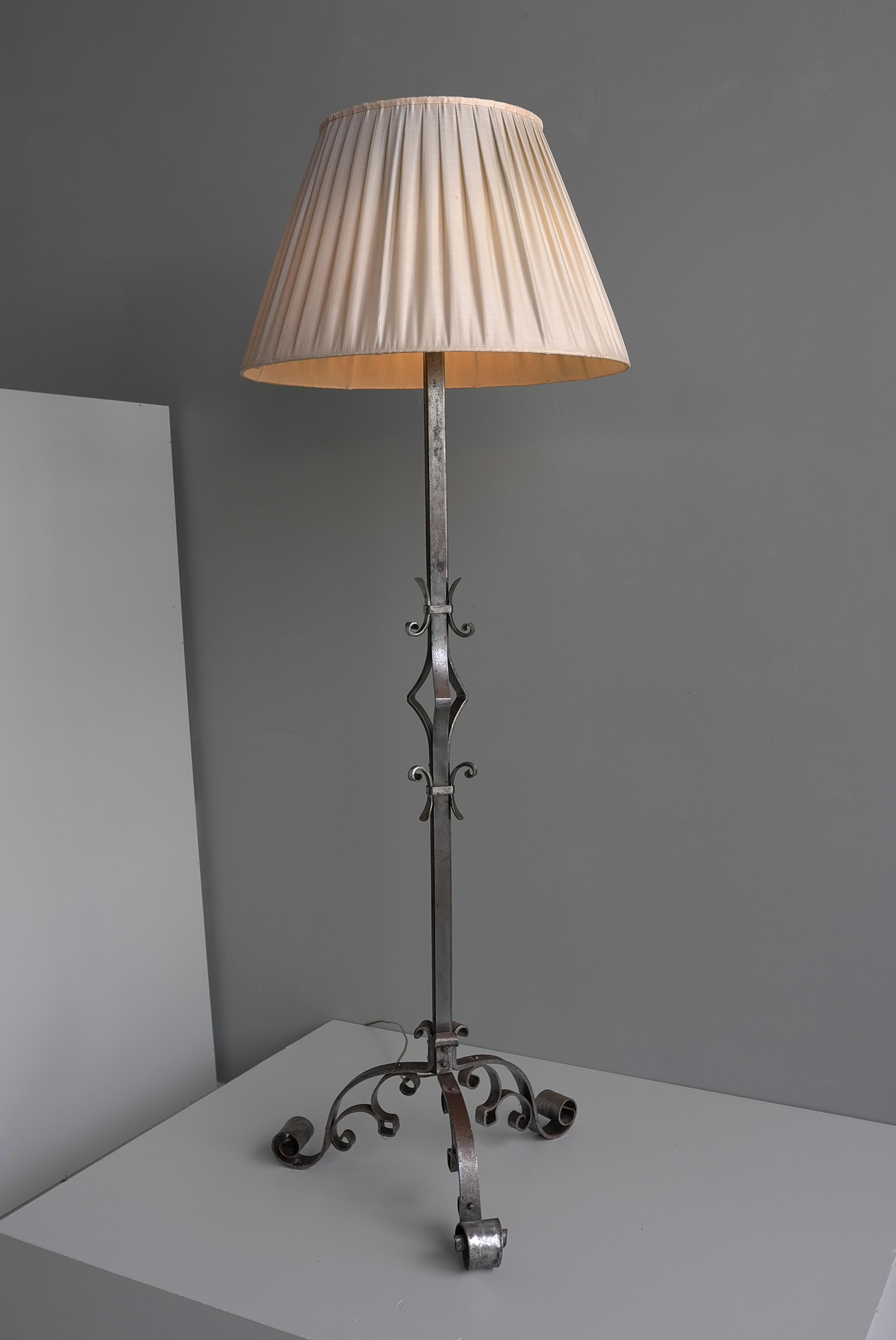 Exceptional and Large French Curled Wrought Iron Floor lamp  For Sale 4