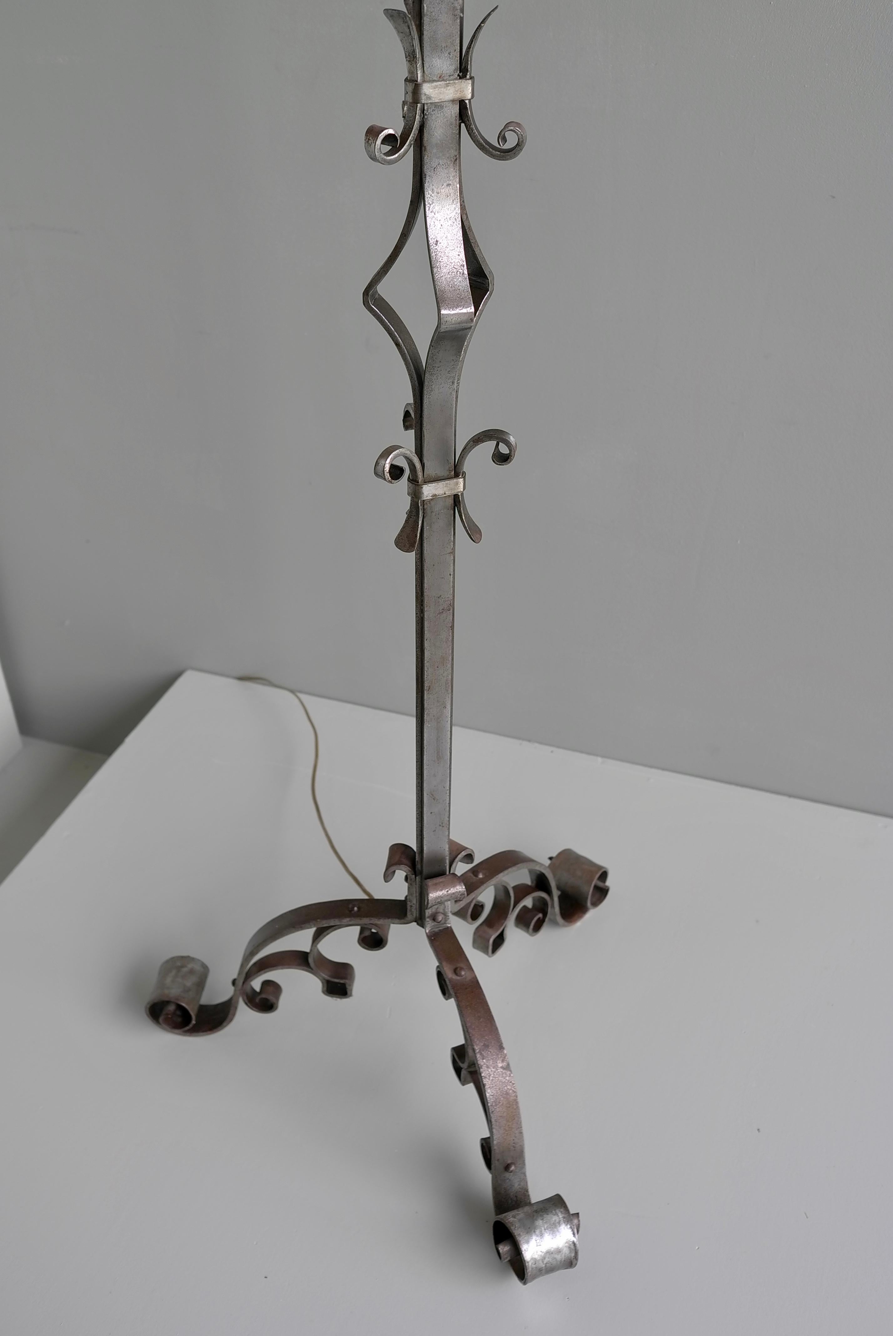 Exceptional and Large French Curled Wrought Iron Floor lamp  For Sale 5