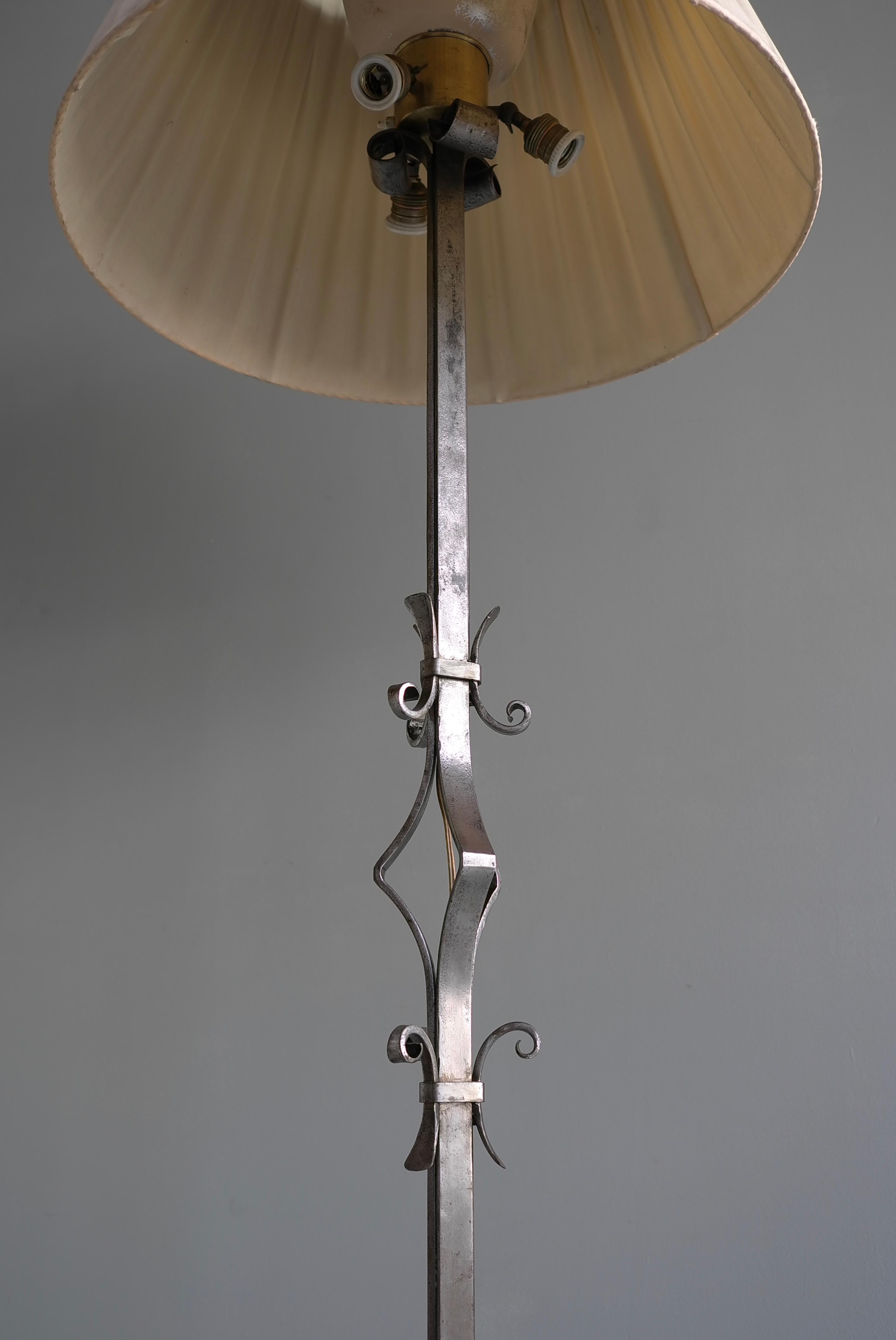 Art déco Exceptionnel et grand lampadaire français en fer forgé bouclé  en vente