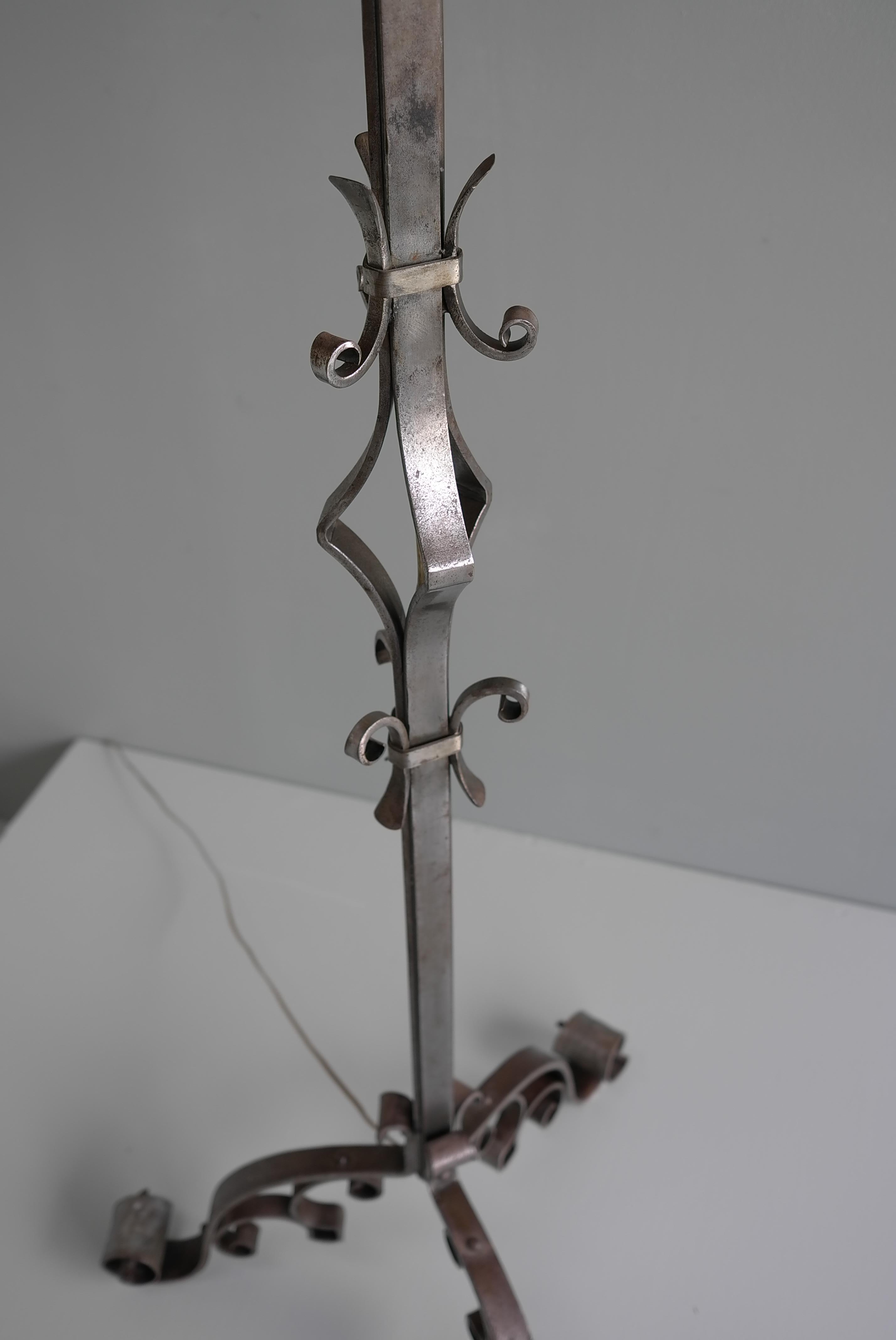 Exceptional and Large French Curled Wrought Iron Floor lamp  In Good Condition For Sale In Den Haag, NL