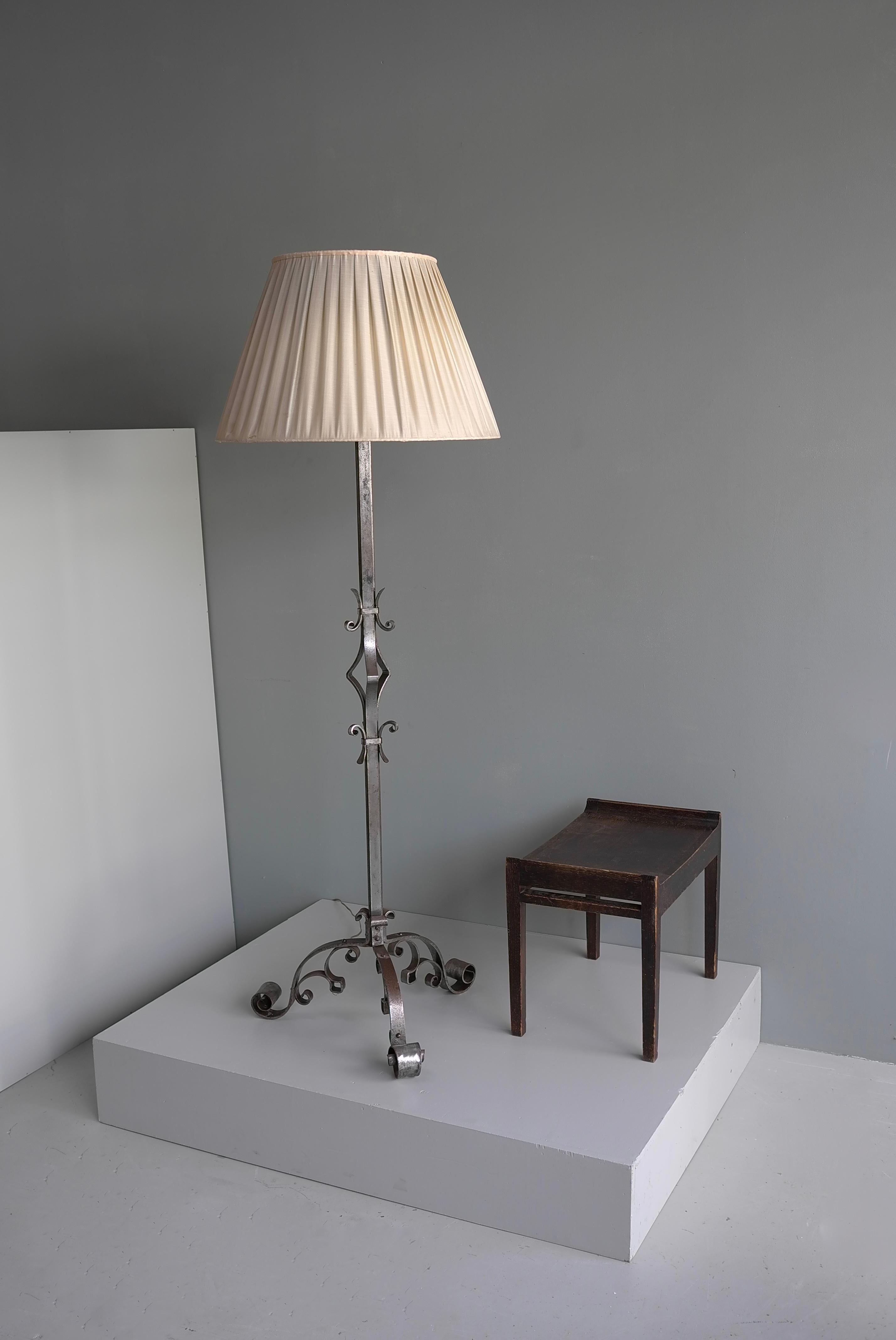 Métal Exceptionnel et grand lampadaire français en fer forgé bouclé en vente
