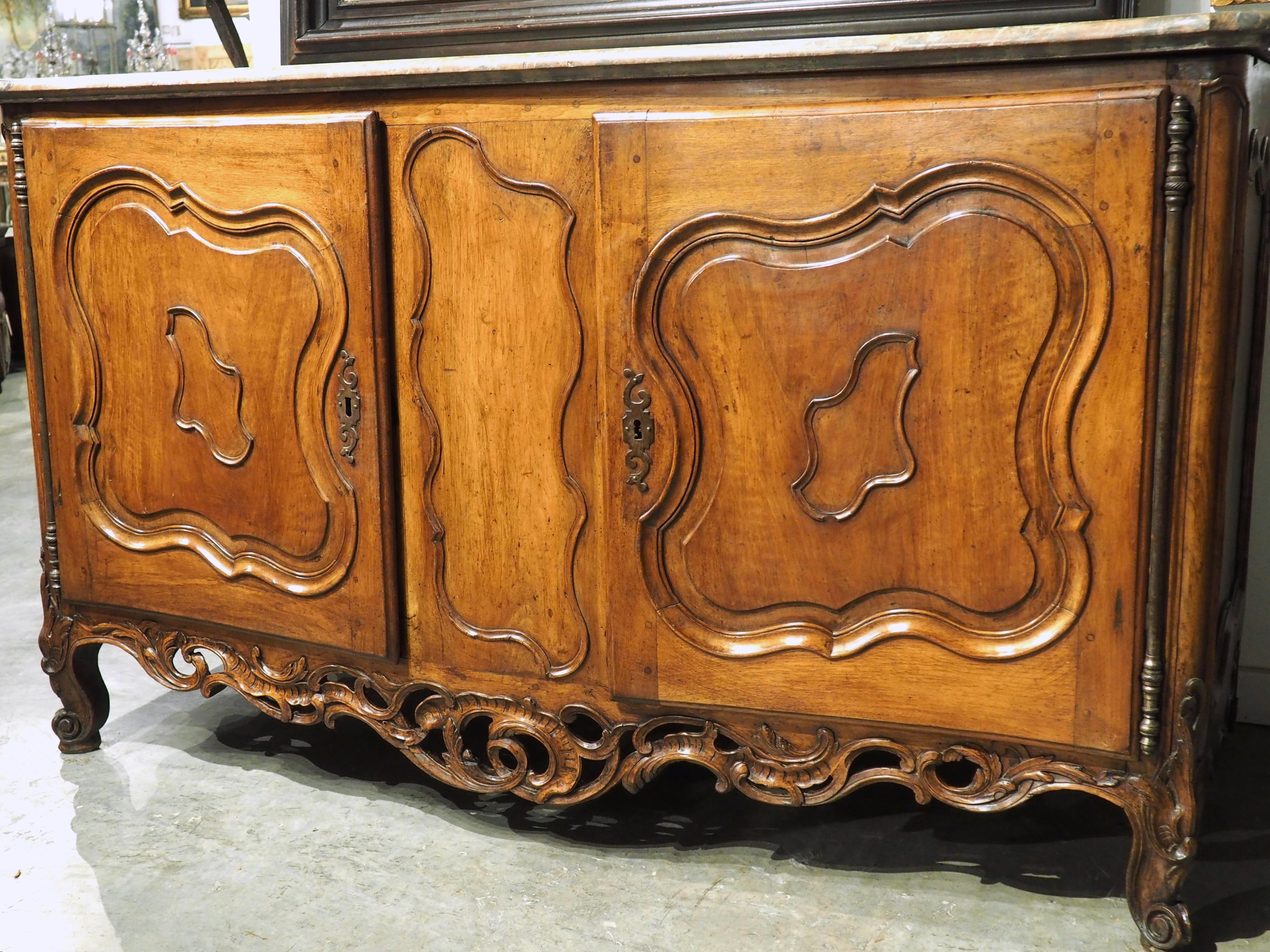 Exceptional and Large Walnut Wood Buffet de Chateau, Nimes, France, C. 1750 For Sale 4