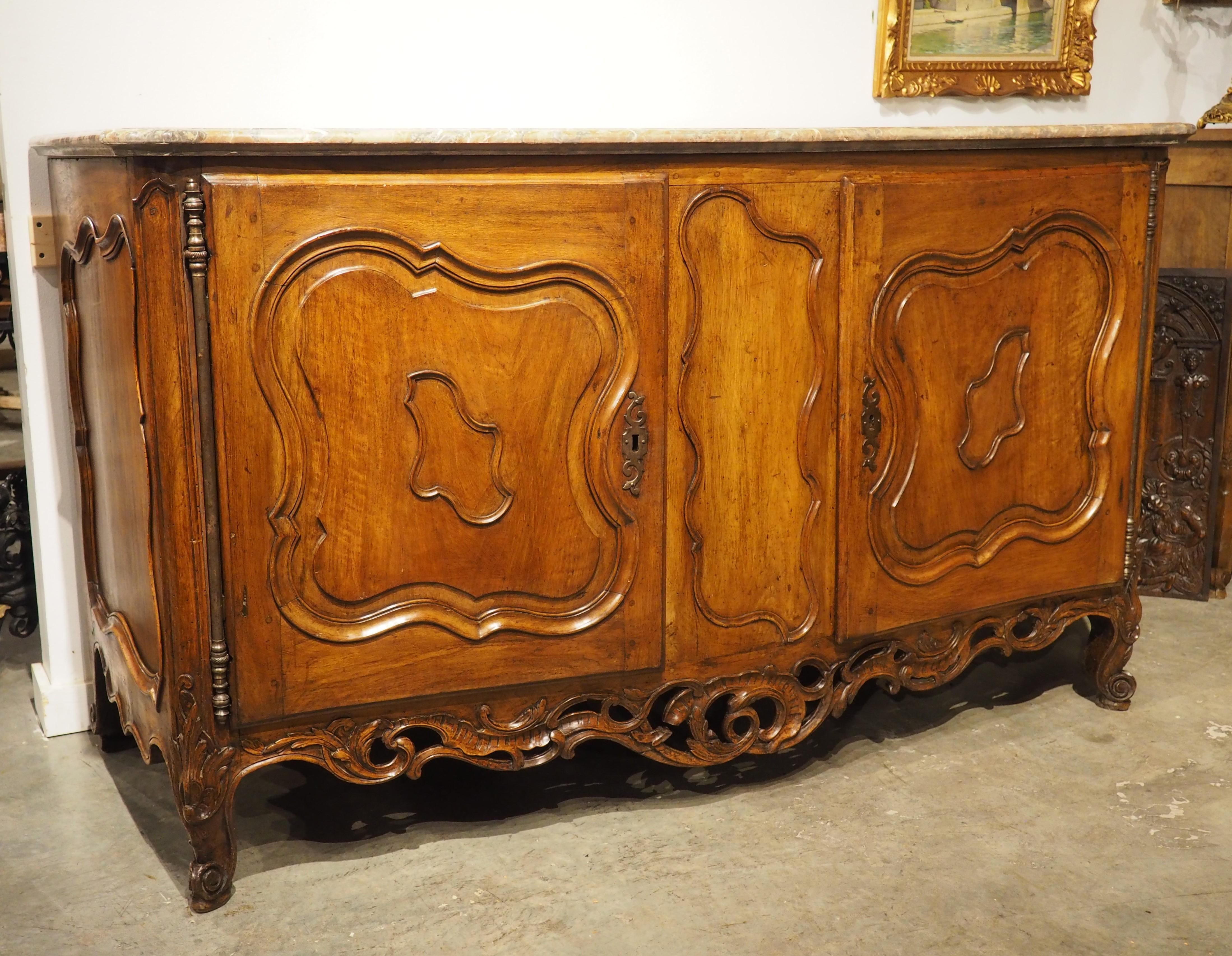 Exceptional and Large Walnut Wood Buffet de Chateau, Nimes, France, C. 1750 For Sale 5