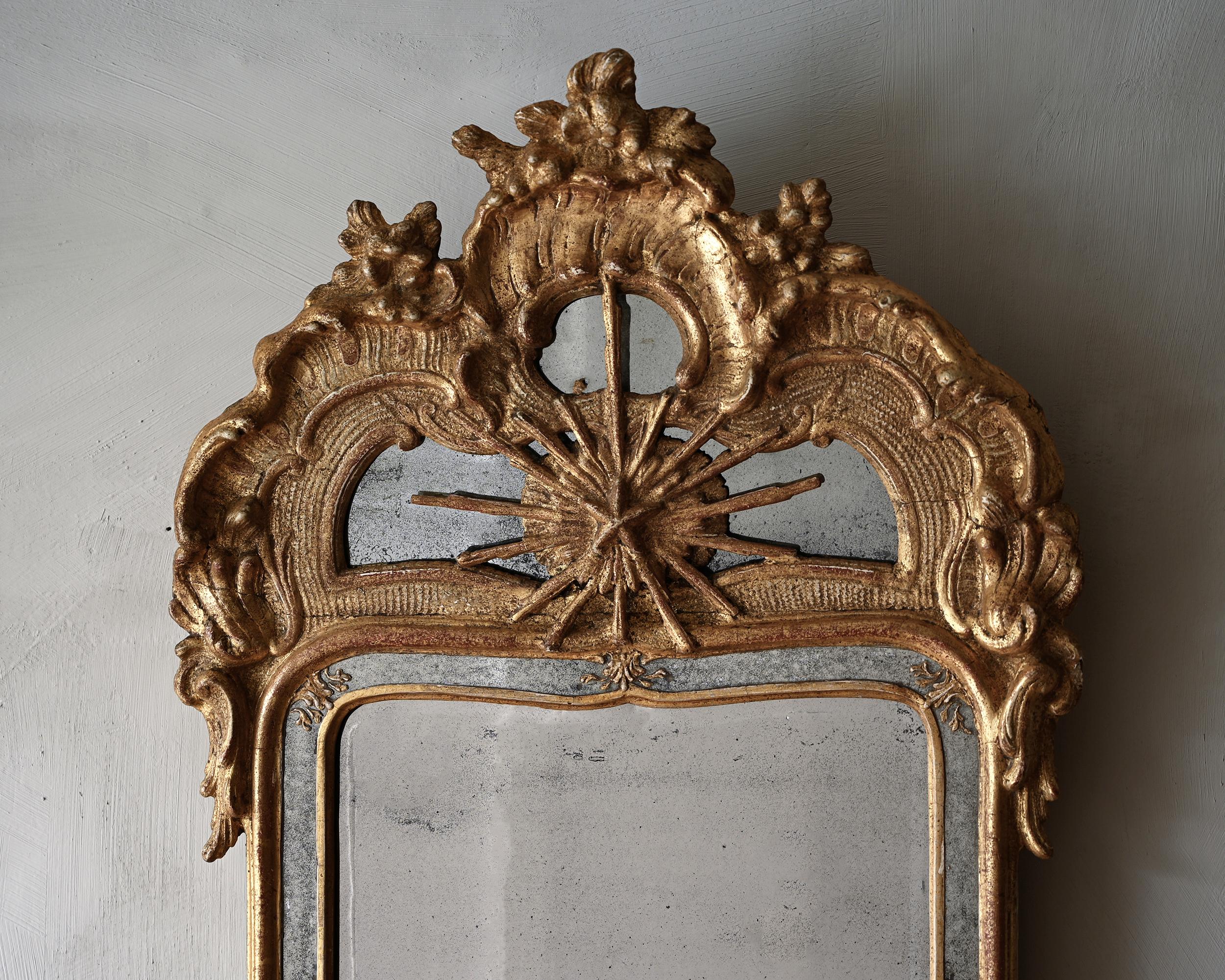 Exceptionnel et rare miroir rococo suédois du 18ème siècle Bon état - En vente à Mjöhult, SE