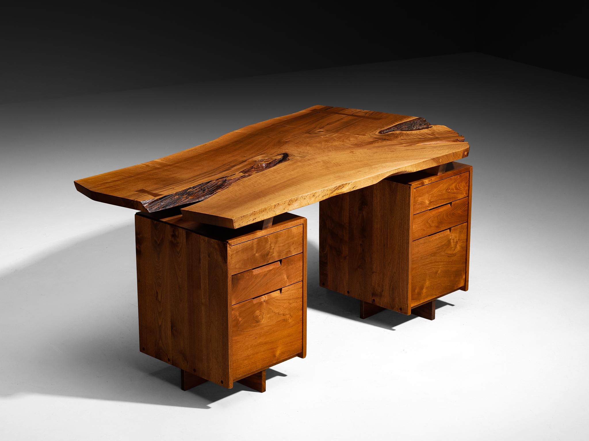 George Nakashima für George Nakashima Studio, Doppelsockel-Schreibtisch mit freier Kante, englischer Nussbaum und amerikanischer Schwarznussbaum, Vereinigte Staaten, 1973

Sie haben ein wirklich herausragendes Beispiel für George Nakashimas