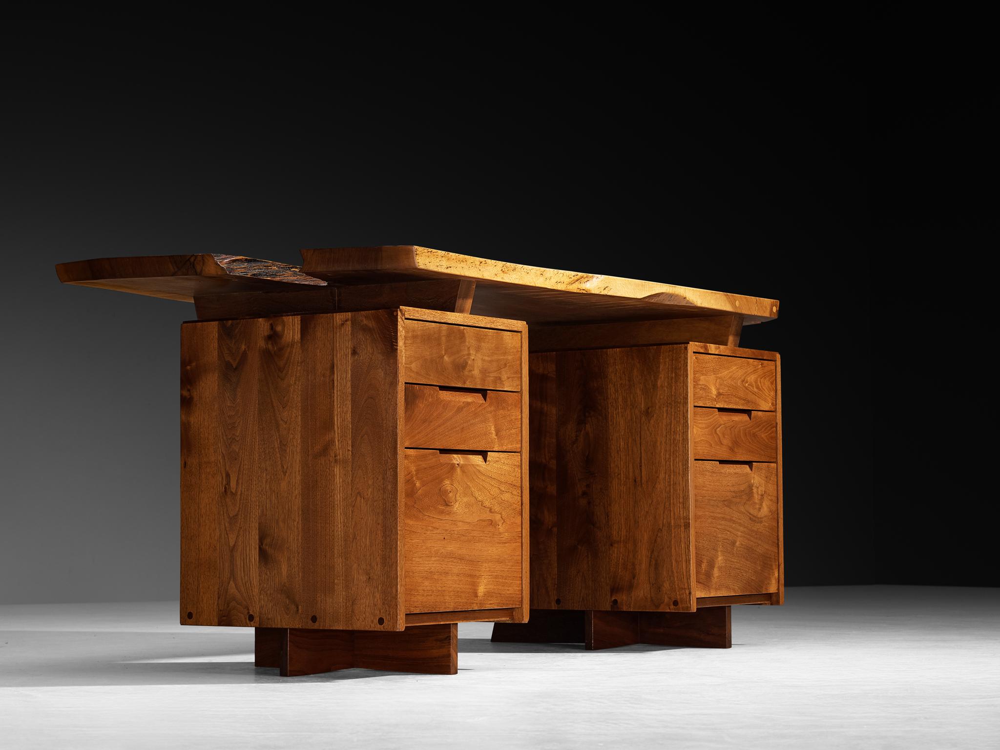 Außergewöhnlicher und seltener George Nakashima Doppel-Sockel-Schreibtisch mit Live-Edge Top (amerikanisch) im Angebot