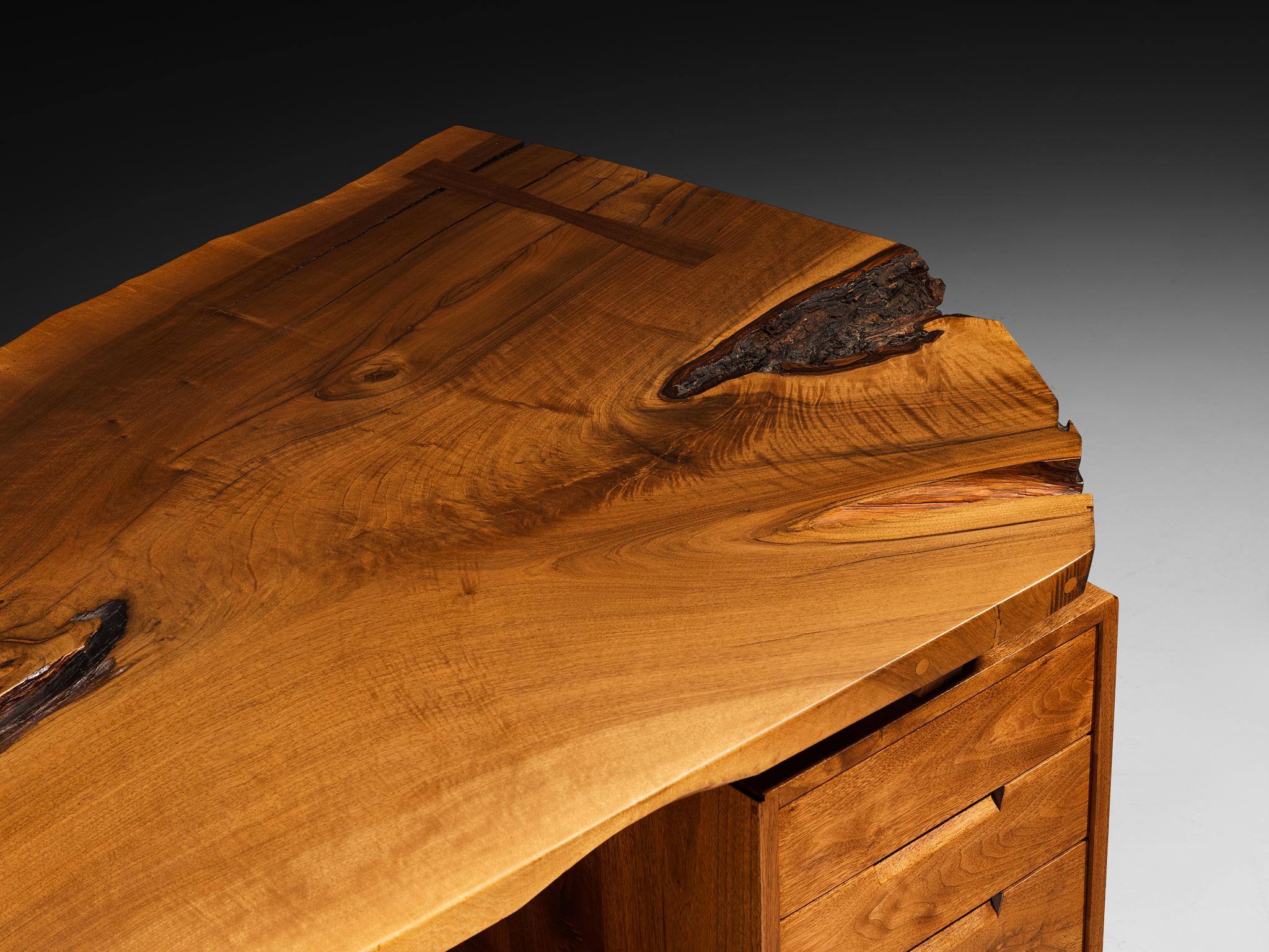 Außergewöhnlicher und seltener George Nakashima Doppel-Sockel-Schreibtisch mit Live-Edge Top im Zustand „Gut“ im Angebot in Waalwijk, NL