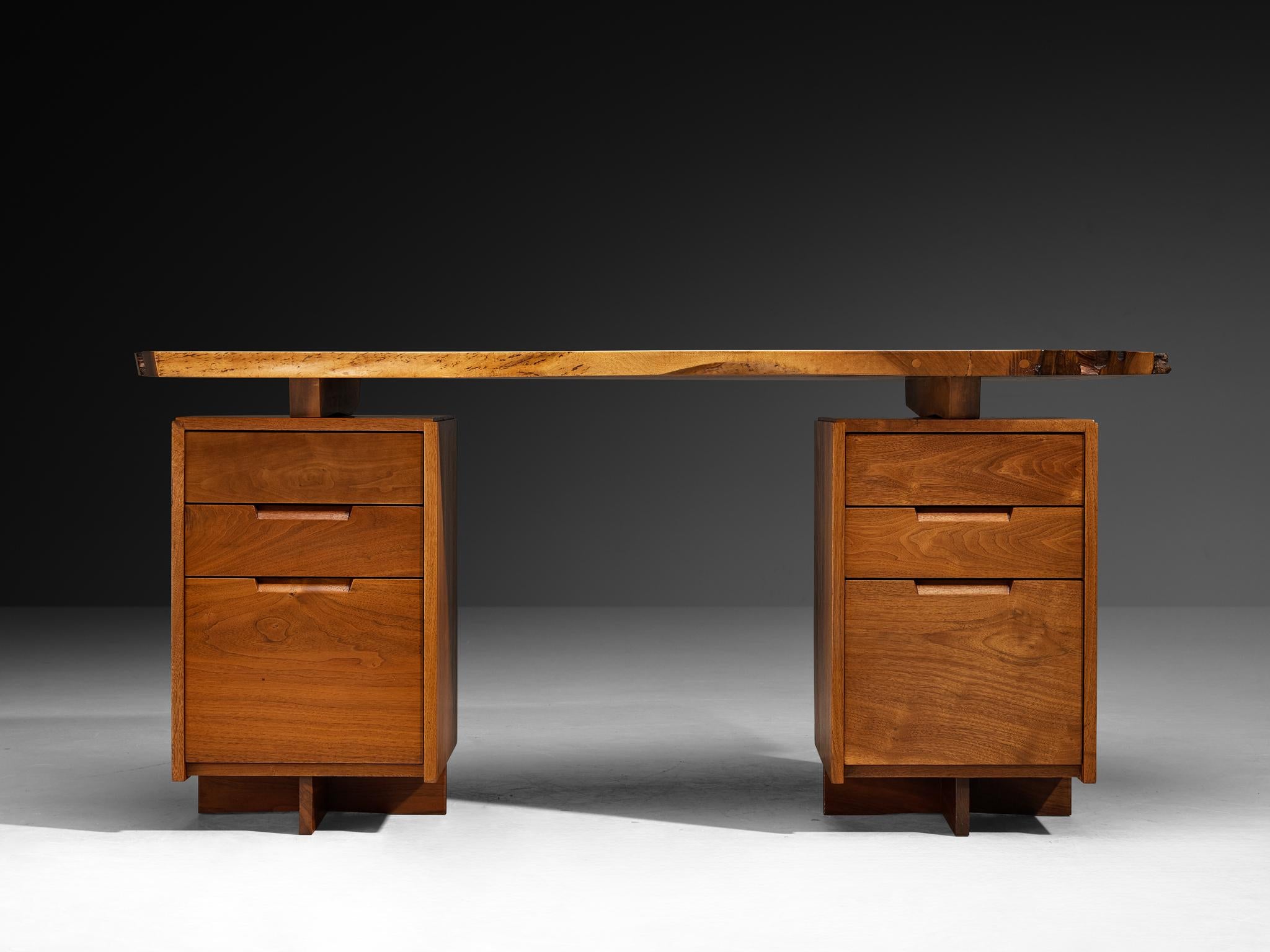 Außergewöhnlicher und seltener George Nakashima Doppel-Sockel-Schreibtisch mit Live-Edge Top (Walnuss) im Angebot