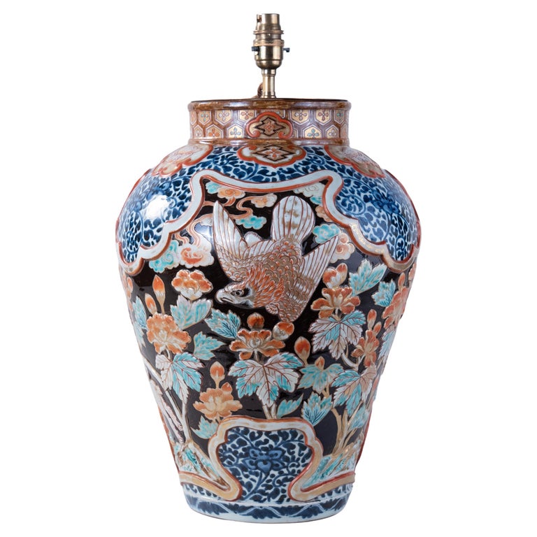 Exceptionnel et rare vase japonais Imari à décor en relief, avec lampe