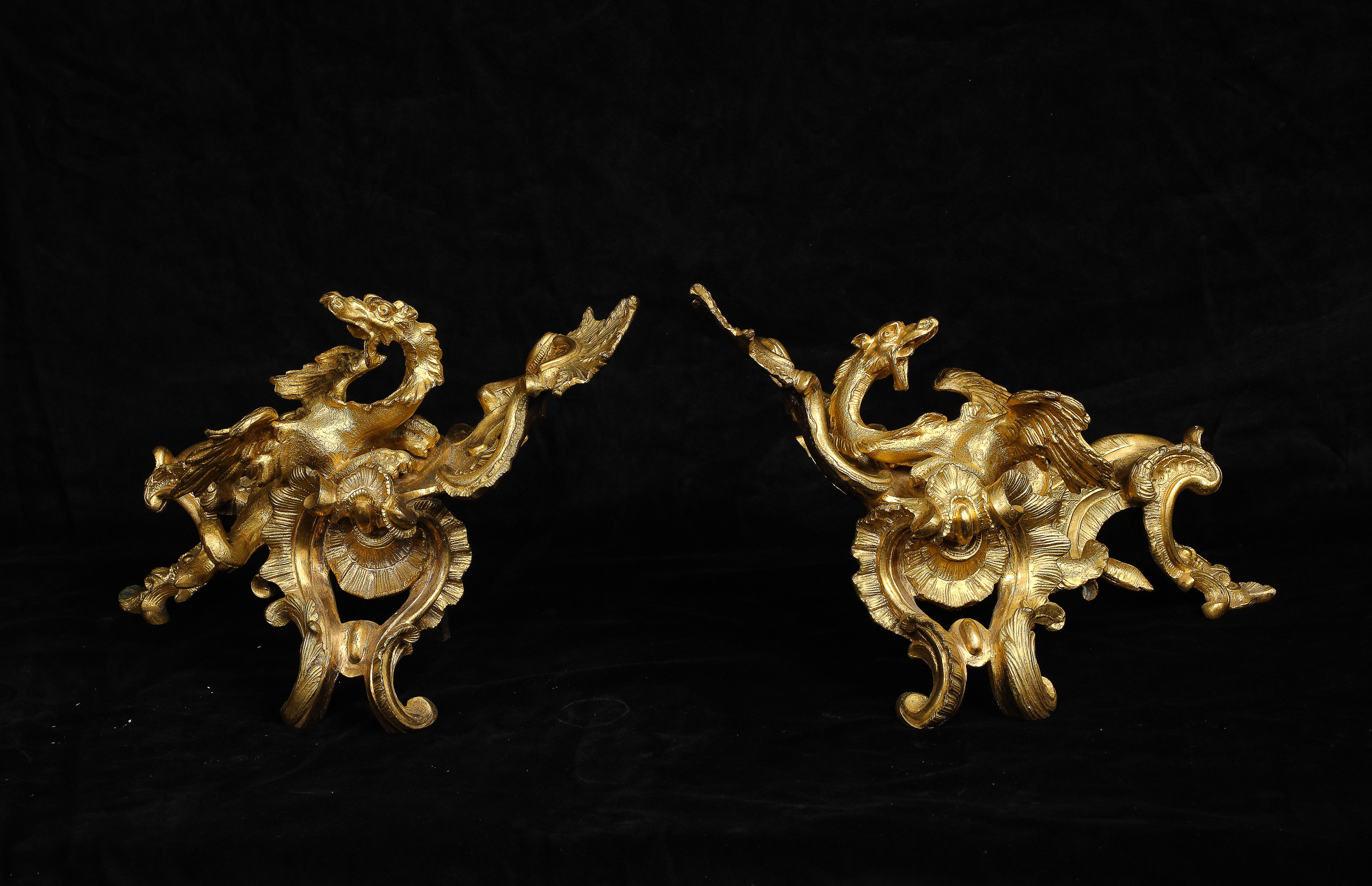 Rara e insolita coppia di Chenet francesi in ormolu a forma di drago, periodo Luigi XV, circa 1750.  Ogni Chenet è realizzato in bronzo dorato della migliore qualità, fuso e cesellato in altorilievo, con elaborate basi a spirale che si innalzano in