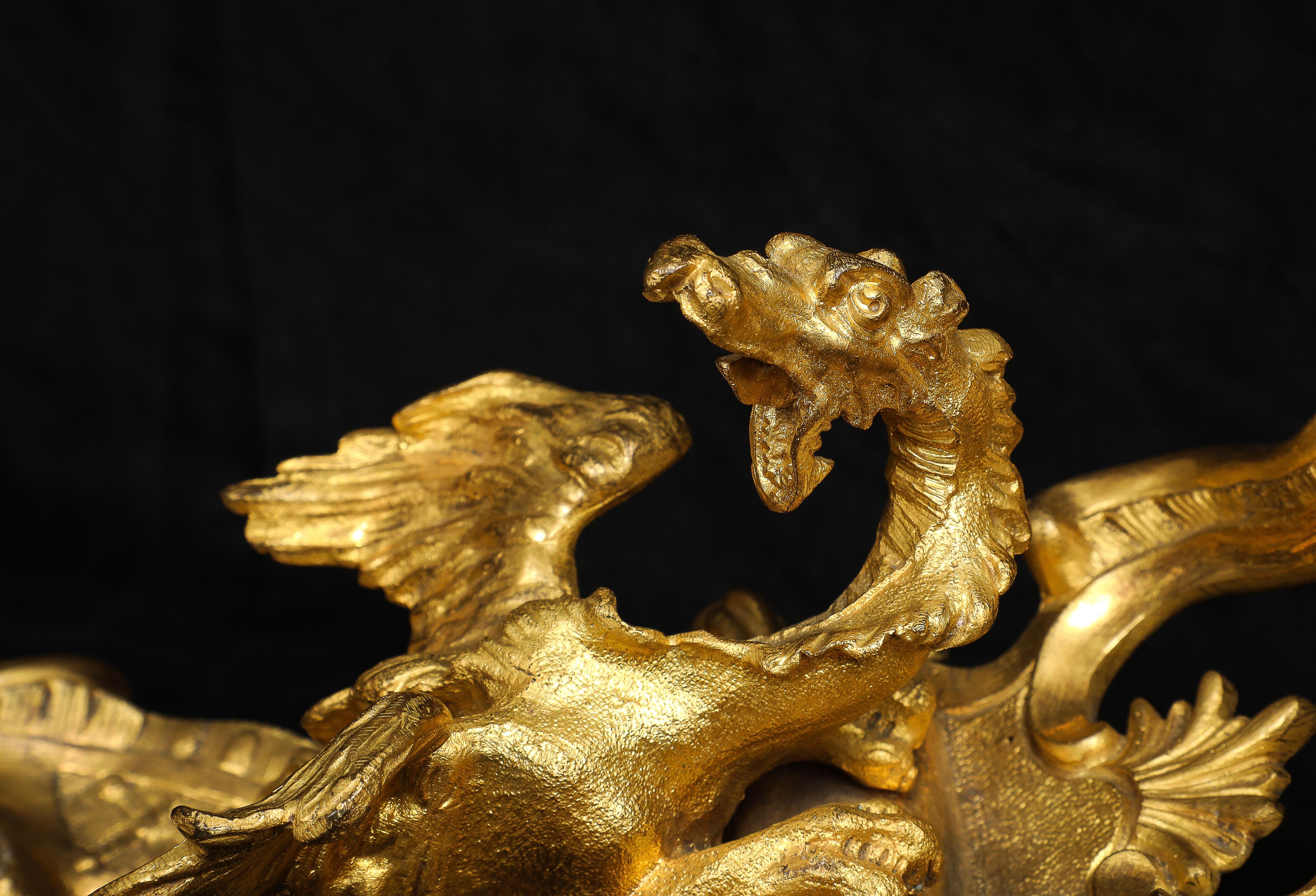 Eccezionale e rara coppia di Chenet francesi a forma di drago in ormù, periodo Luigi XV In condizioni buone in vendita a New York, NY