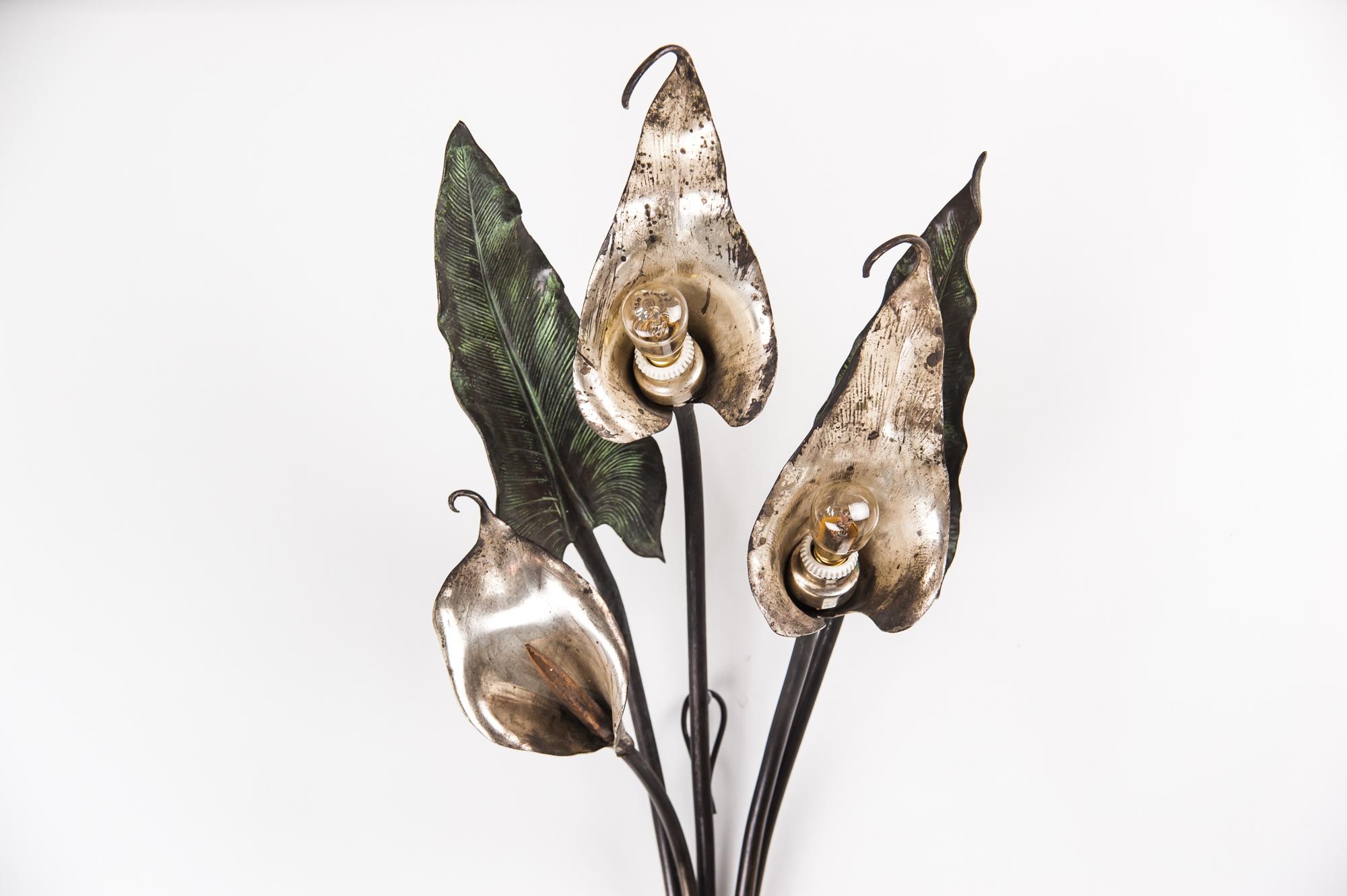 Exceptional and rare white calla lilies wall lamp, circa 1900s.
First-class Viennese work
Brass partly silvered and partly painted
Original silvering and painting on it.
 